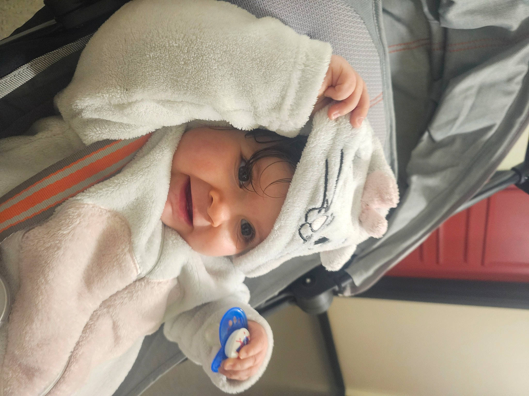 Annie participe au concours pour gagner de l'argent avec cette photo : baby, baby_products, baby_safety, baby_toddler_clothing, cheek, child, comfort, eyebrow, eyelash, headwear, linens, nose, person, room, skin, sleeve, smile, thumb, toddler