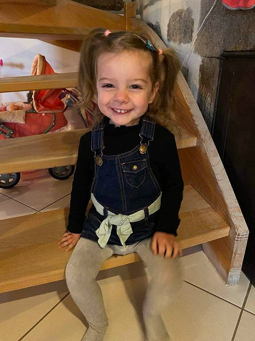 Lounna a rejoint le concours — aidez-le/la à gagner de superbes lots ! baby_toddler_clothing, chair, clothing, eye, floor, flooring, happy, head, iris, joy, knee, leg, long_hair, outerwear, person, skin, sleeve, smile, standing, thigh