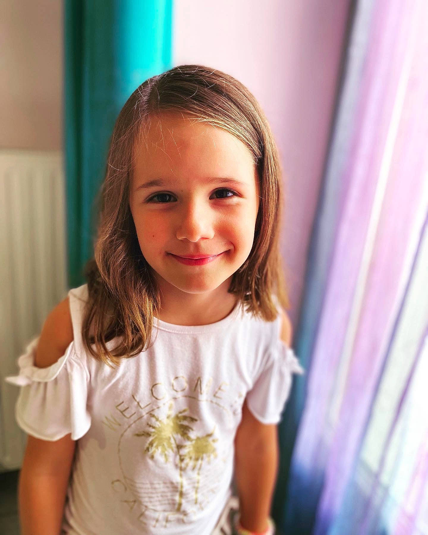 Léana a rejoint le concours — aidez-le/la à gagner de superbes lots ! baby_toddler_clothing, brown_hair, cheek, child, chin, eye, eyebrow, eyelash, flash_photography, fun, happy, iris, joy, lip, long_hair, nose, person, skin, sleeve, smile