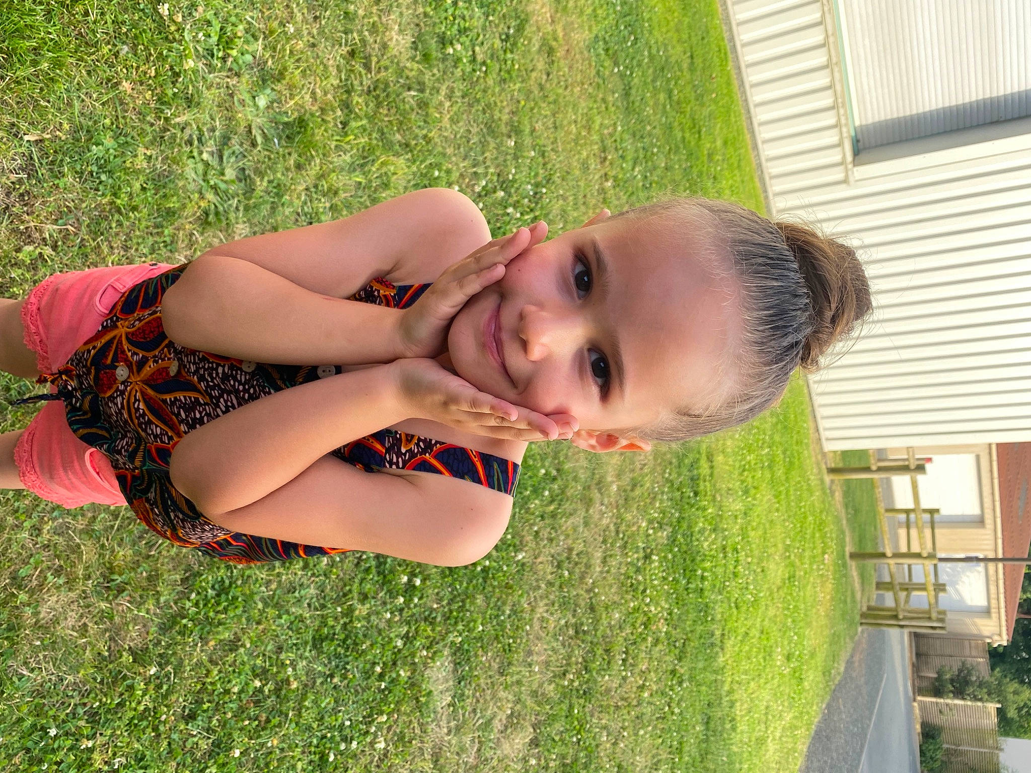 Léana a rejoint le concours — aidez-le/la à gagner de superbes lots ! blond, child, cool, fun, grass, grass_family, grassland, happy, human_body, human_leg, joy, lawn, leisure, people_in_nature, person, plant, sitting, smile, toddler, tree