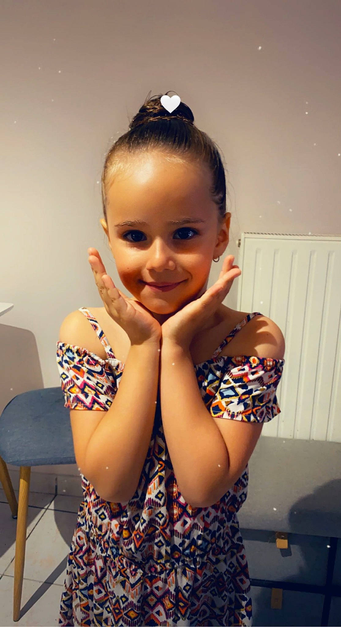 Léana participe au concours pour gagner de l'argent avec cette photo : cool, dress, eyelash, fashion, fashion_design, finger, flash_photography, fun, gesture, hair, hand, happy, iris, jewellery, joy, lip, neck, person, shoulder, skin