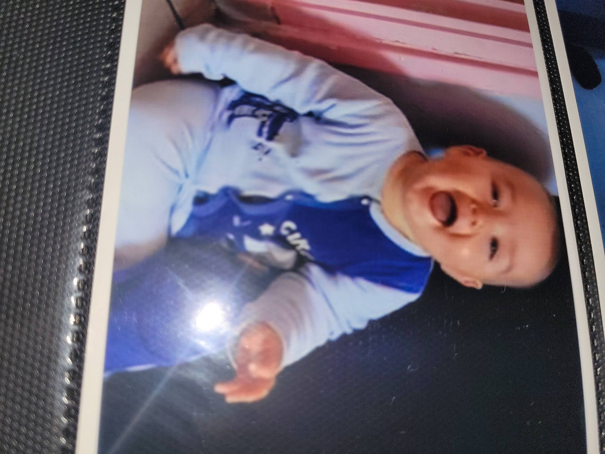 Hugo participe au concours pour gagner de l'argent avec cette photo : baby, baby_products, child, comfort, display_device, electric_blue, fun, linens, person, room, smile, space, t_shirt, toddler, tree, vehicle_door