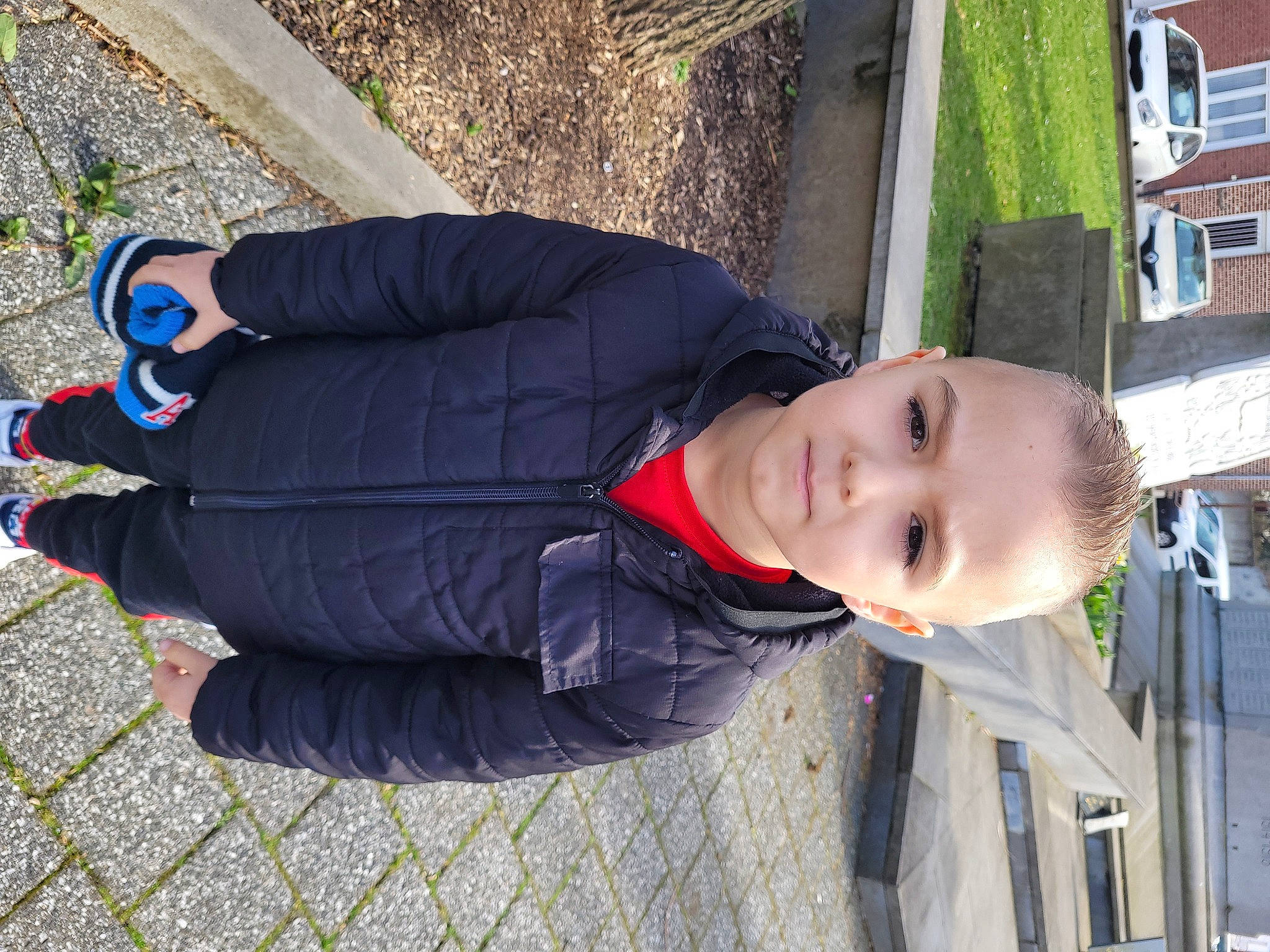 Noemie participe au concours pour gagner de l'argent avec cette photo : building, child, electric_blue, fun, grass, pattern, person, plant, smile, toddler, tree, window