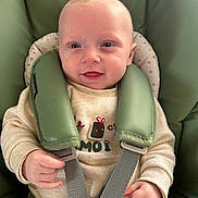 Eden a rejoint le concours — aidez-le/la à gagner de superbes lots ! baby, child, car_seat, seat_belt, smile, happy, infant, clothing, sweater, face, hands, cute, indoor, portrait, seat, straps, comfort, young_child, skin, head