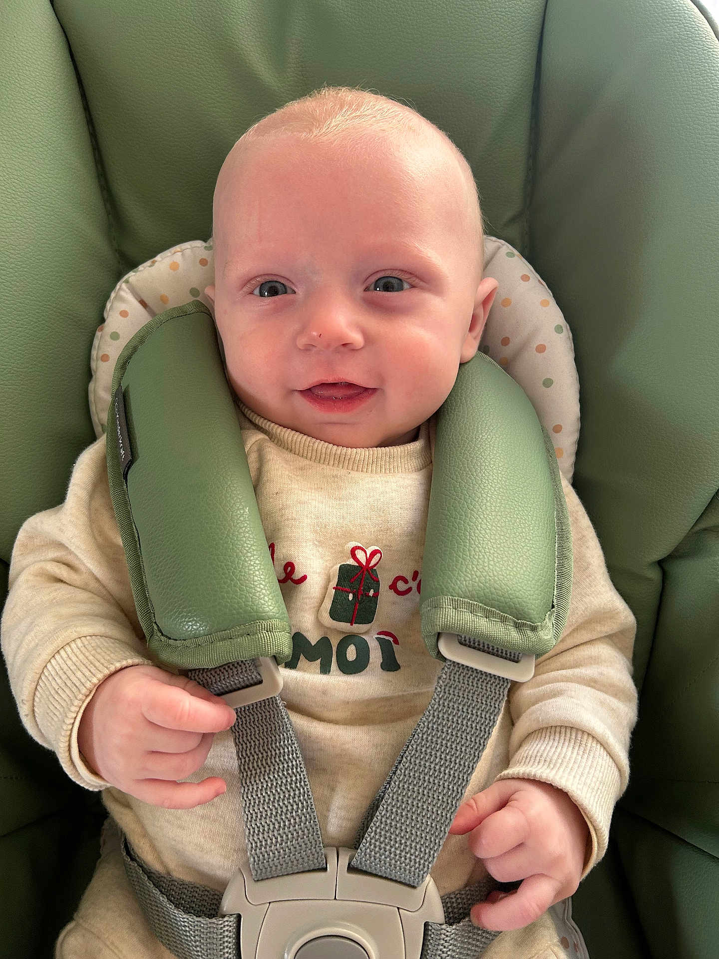 Eden a rejoint le concours — aidez-le/la à gagner de superbes lots ! baby, child, car_seat, seat_belt, smile, happy, infant, clothing, sweater, face, hands, cute, indoor, portrait, seat, straps, comfort, young_child, skin, head