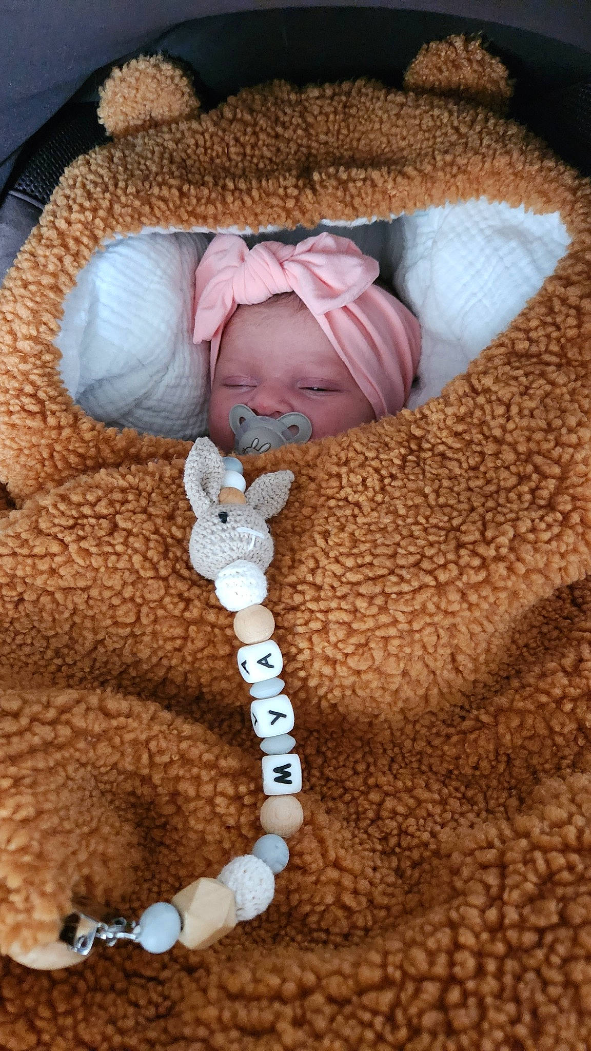 Mya a rejoint le concours — aidez-le/la à gagner de superbes lots ! baby, baby_sleeping, baby_toddler_clothing, child, comfort, fashion_accessory, flooring, headgear, jewellery, knitting, linens, pattern, peach, person, textile, thumb, toddler, toy, wood, wool