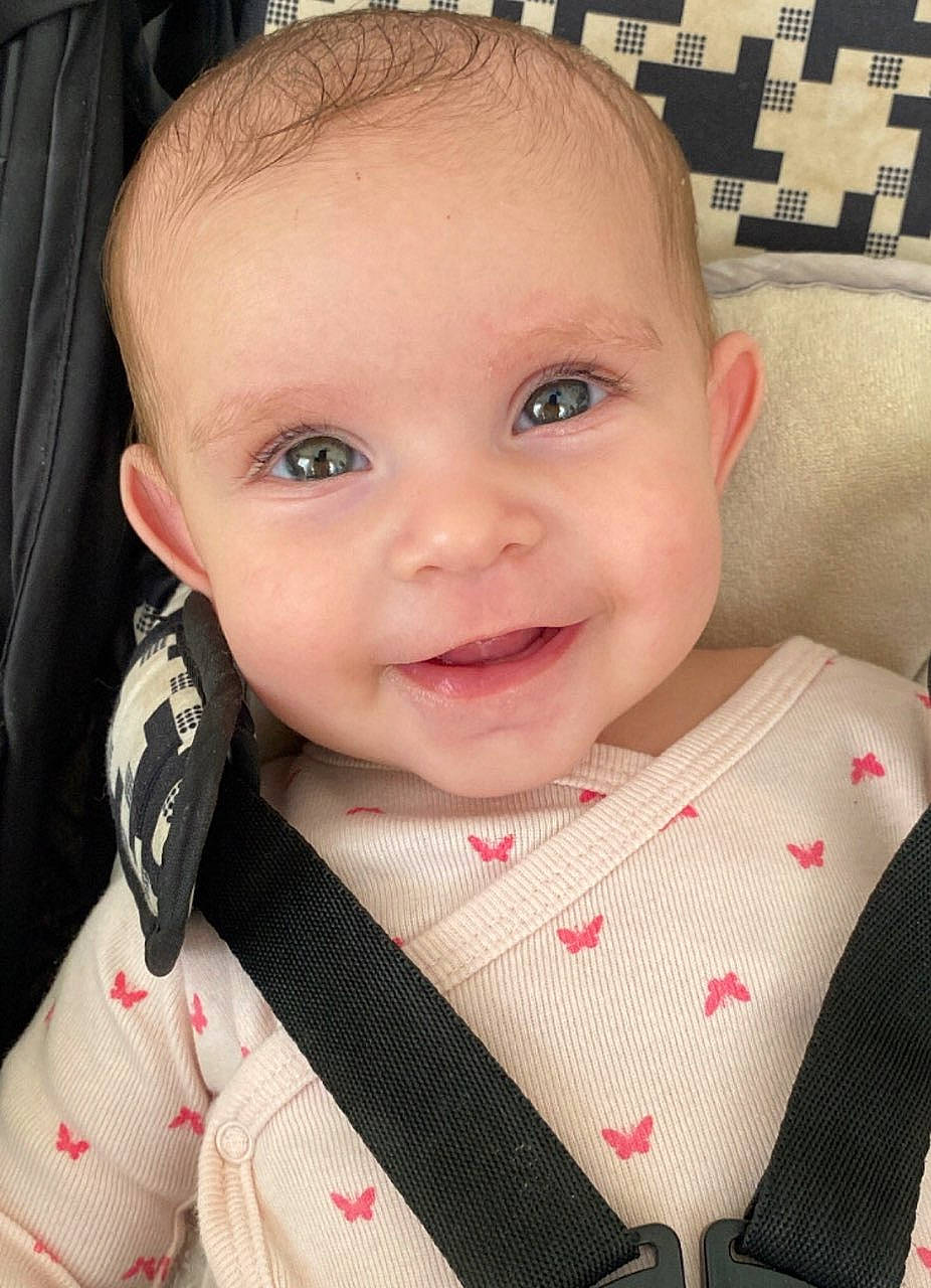 Mya a rejoint le concours — aidez-le/la à gagner de superbes lots ! baby, baby_products, baby_toddler_clothing, cheek, child, eye, eyebrow, eyelash, facial_expression, iris, joy, lip, organ, person, pink, product, skin, sleeve, smile, textile