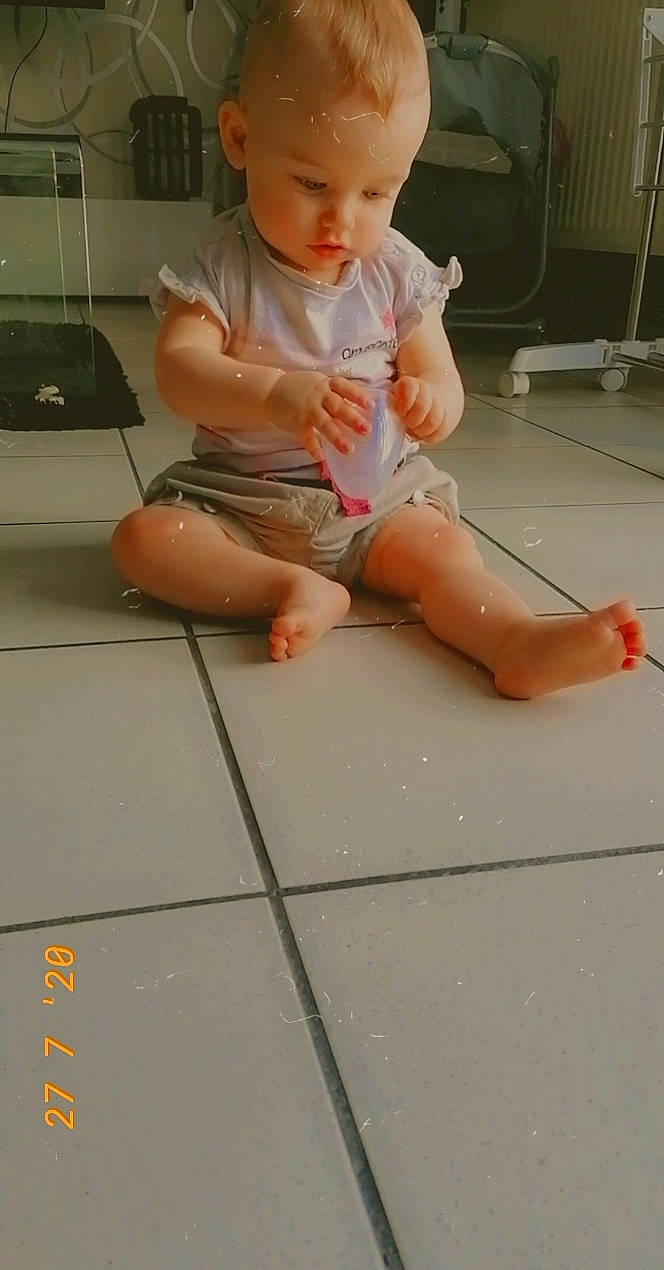 Kathaleya a rejoint le concours — aidez-le/la à gagner de superbes lots ! baby, barefoot, child, finger, floor, flooring, foot, joint, leg, person, play, toddler