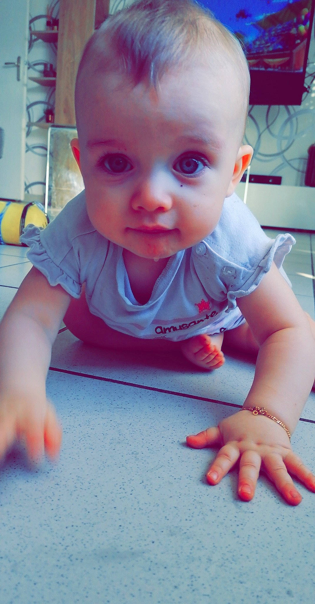 Kathaleya participe au concours pour gagner de l'argent avec cette photo : baby, cheek, child, crawling, finger, hand, lip, nose, person, play, skin, thumb, toddler, tummy_time