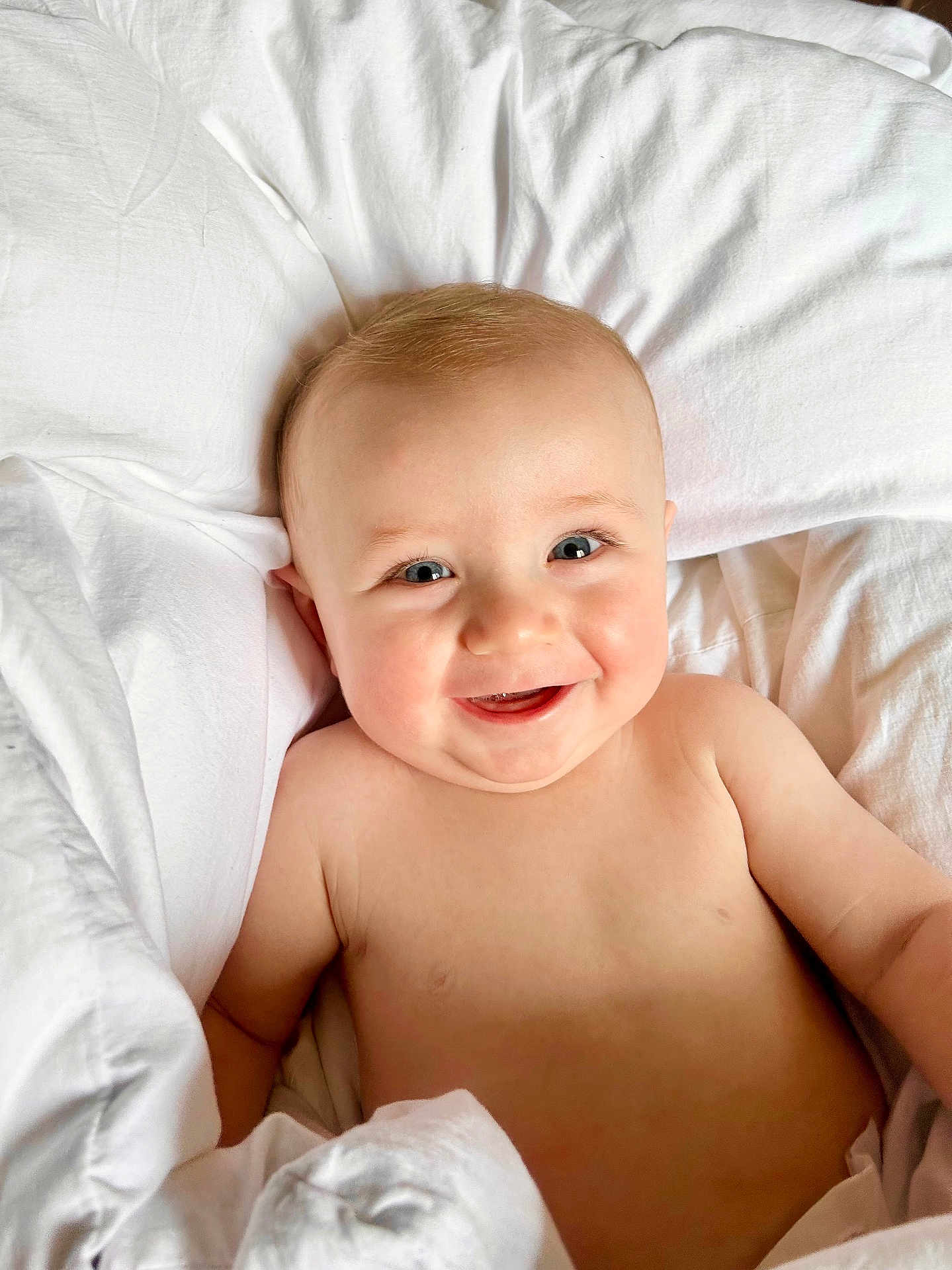 Magnus a rejoint le concours — aidez-le/la à gagner de superbes lots ! baby, infant, smiling, pillow, blanket, white_sheet, bed, cheeks, eyes, portrait, cute, happy, skin, bare_chest, lying_down, head, mouth, nursery, soft, adorable