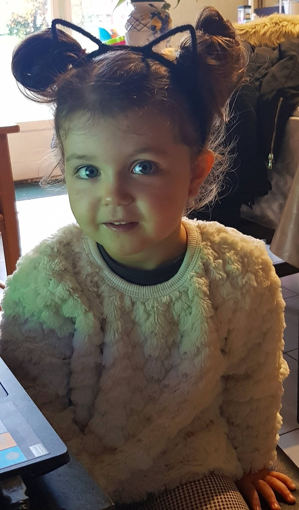 Adèle participe au concours pour gagner de l'argent avec cette photo : cheek, child, cool, ear, eye, face, forehead, fun, girl, hair, hair_coloring, hairstyle, head, human, neck, person, skin, smile, textile, toddler