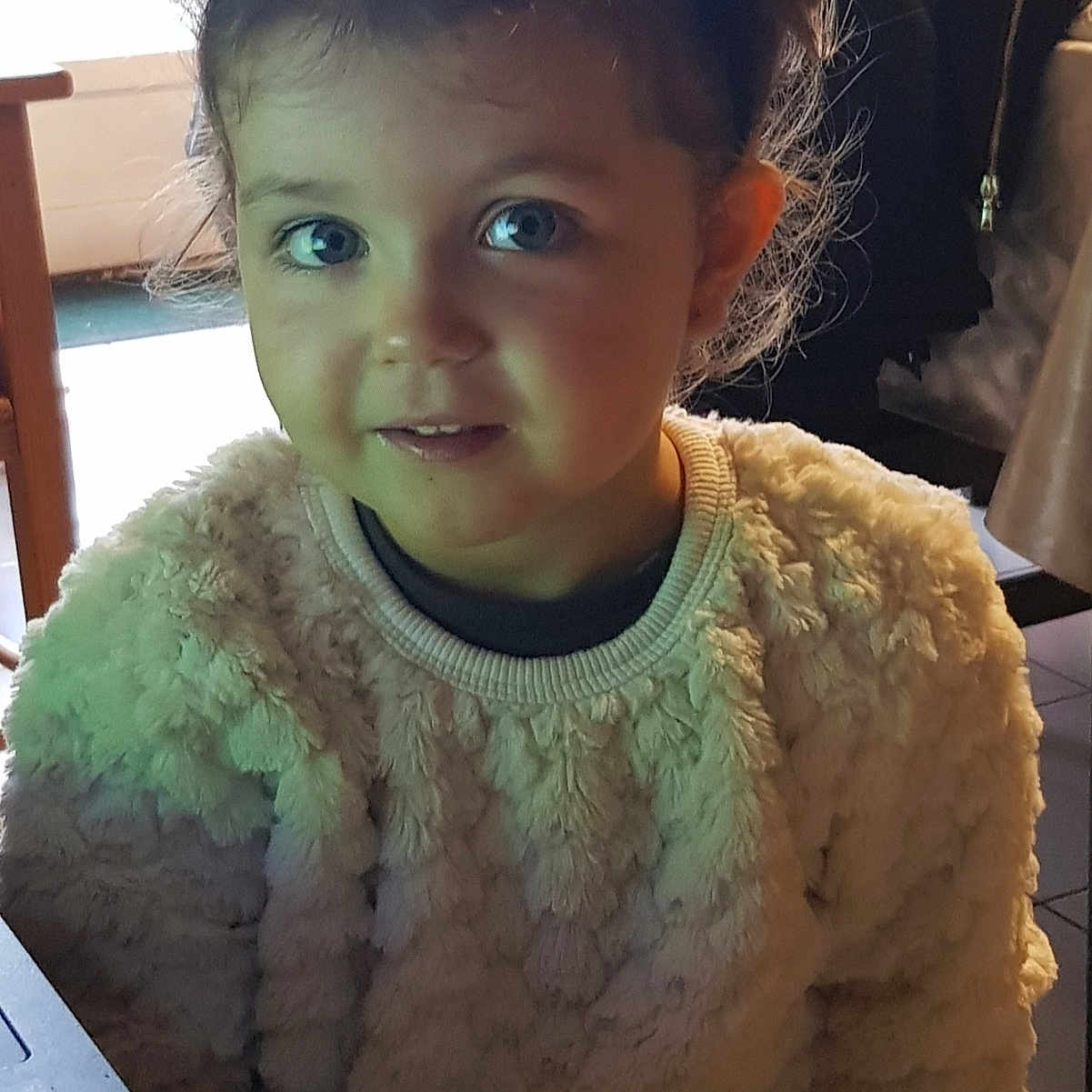 Adèle participe au concours pour gagner de l'argent avec cette photo : cheek, child, cool, ear, eye, face, forehead, fun, girl, hair, hair_coloring, hairstyle, head, human, neck, person, skin, smile, textile, toddler