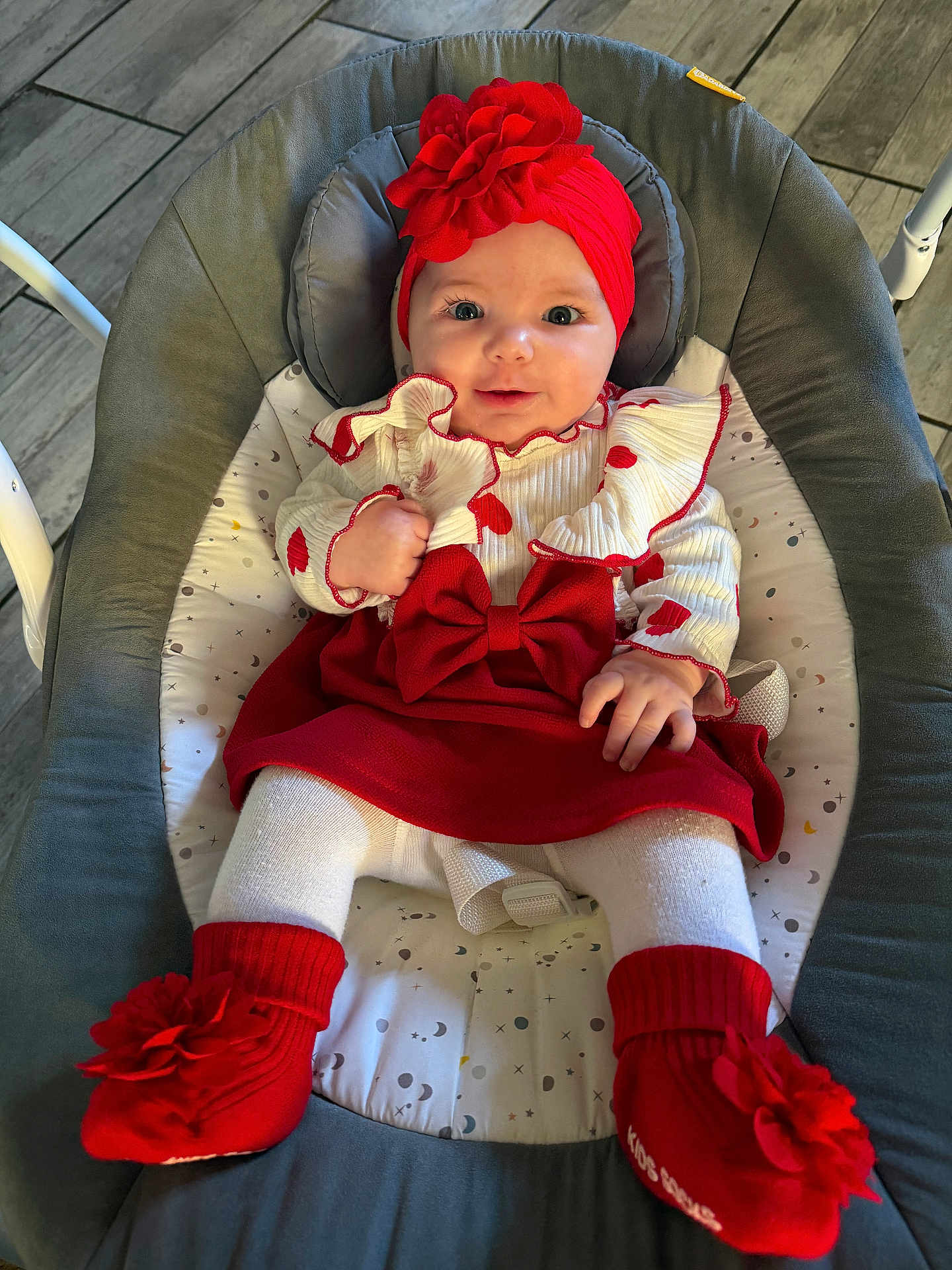 Romy participe au concours pour gagner de l'argent avec cette photo : baby, infant, red_headband, red_booties, white_tights, baby_rocker, smiling, cute, portrait, indoor, child, baby_clothes, headgear, footwear, seat, floor_tiles, happy, closeup, person, baby_fashion