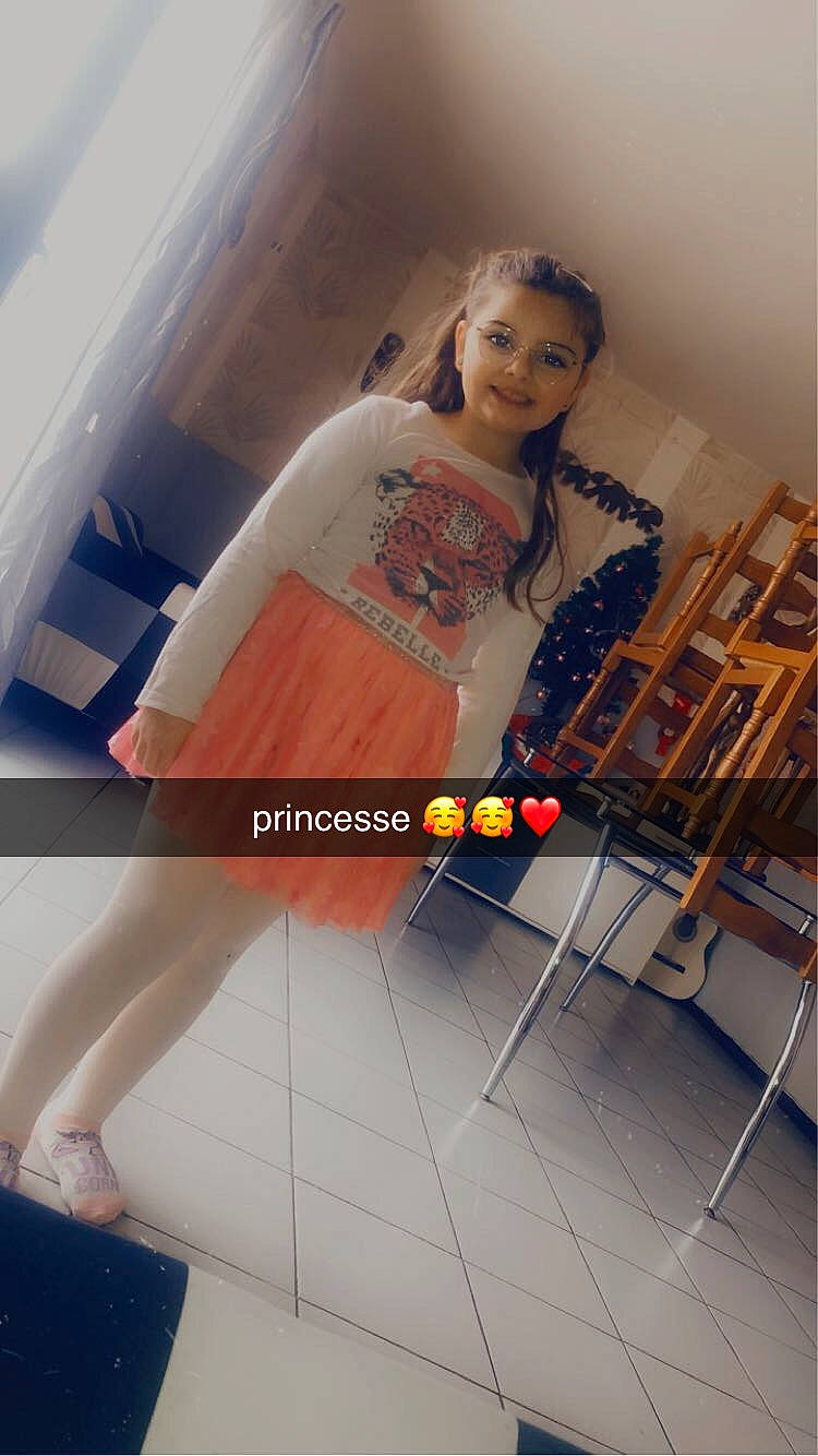 Hellyanna a rejoint le concours — aidez-le/la à gagner de superbes lots ! advertising, black_hair, chair, dress, fashion_design, flash_photography, flooring, fun, human_leg, joint, joy, knee, leisure, long_hair, person, sandal, selfie, sportswear, standing, thigh