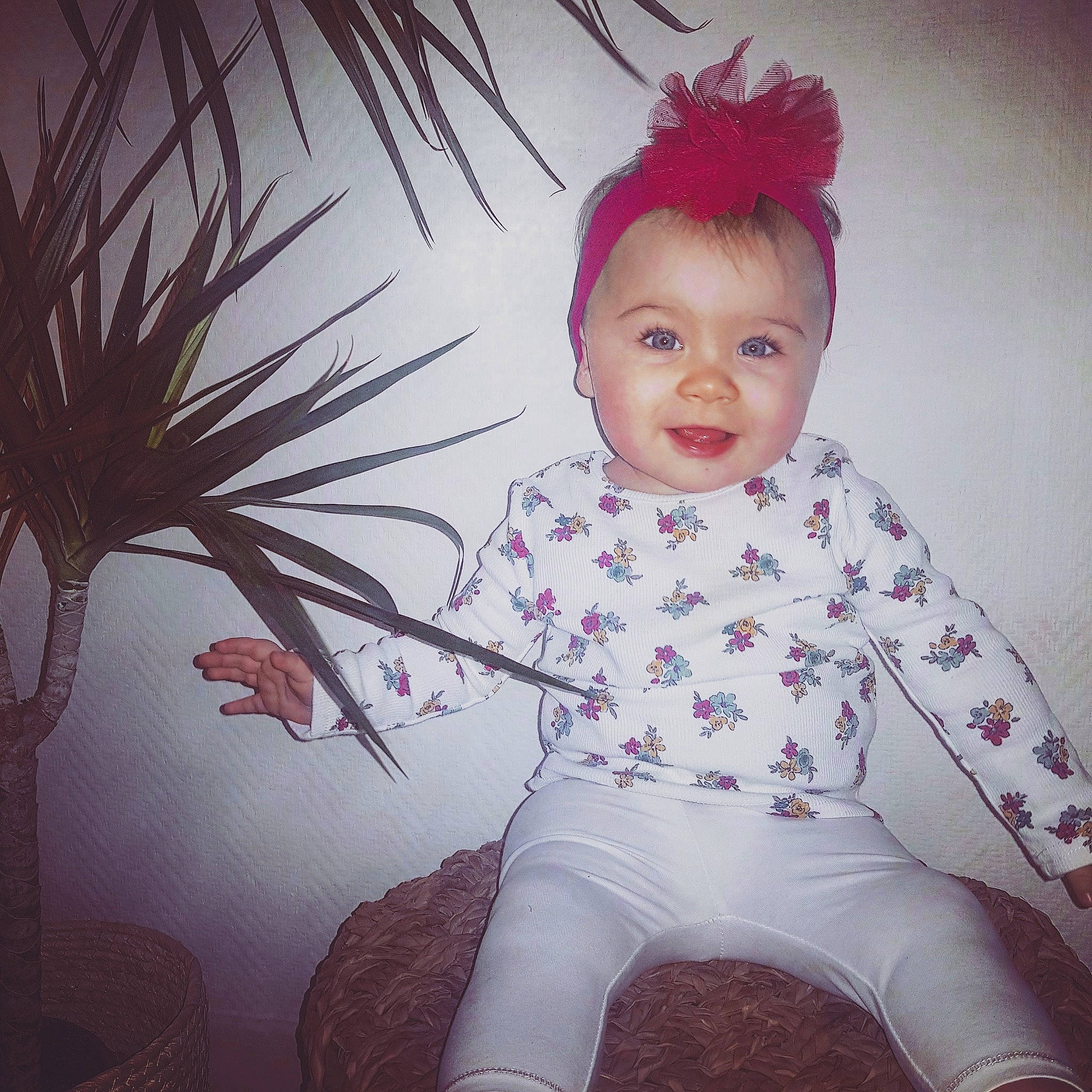 Lyore participe au concours pour gagner de l'argent avec cette photo : baby, baby_toddler_clothing, beauty, child, clothing, cool, design, eye, fun, happy, joy, magenta, person, pink, skin, sleeve, smile, sportswear, t_shirt, thigh