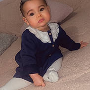 Alma a rejoint le concours — aidez-le/la à gagner de superbes lots ! baby, blanket, child, clothing, comfort, couch, cute, expression, face, footwear, hand, indoors, infant, lace_collar, navy_blue, portrait, sitting, soft_texture, white_tights, young