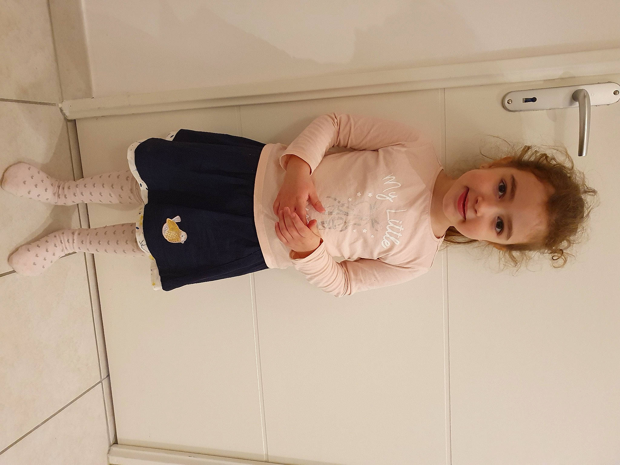 Mila participe au concours pour gagner de l'argent avec cette photo : arm, baby, baby_products, baby_toddler_clothing, child, comfort, dress, flower, glasses, hand, happy, joy, leg, linens, mammal, person, room, sleeve, smile, textile