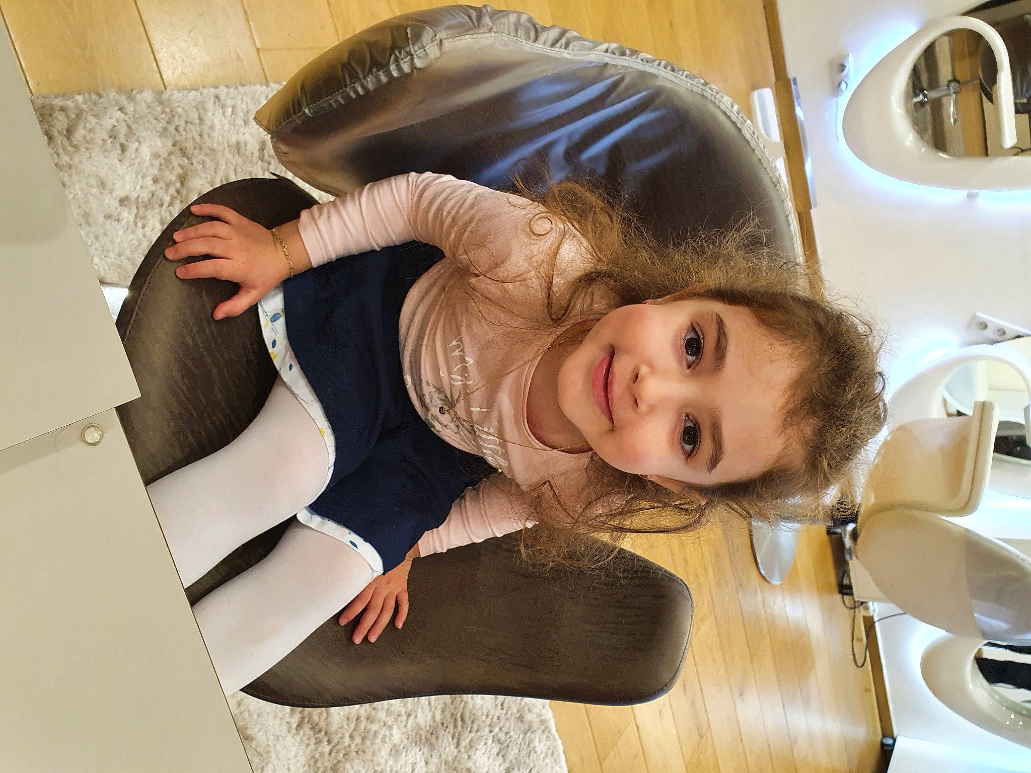 Mila a rejoint le concours — aidez-le/la à gagner de superbes lots ! automotive_design, beauty, blond, child, comfort, eyebrow, eyelash, floor, flooring, fun, hair, happy, joy, long_hair, motor_vehicle, mouth, person, skin, smile, toddler