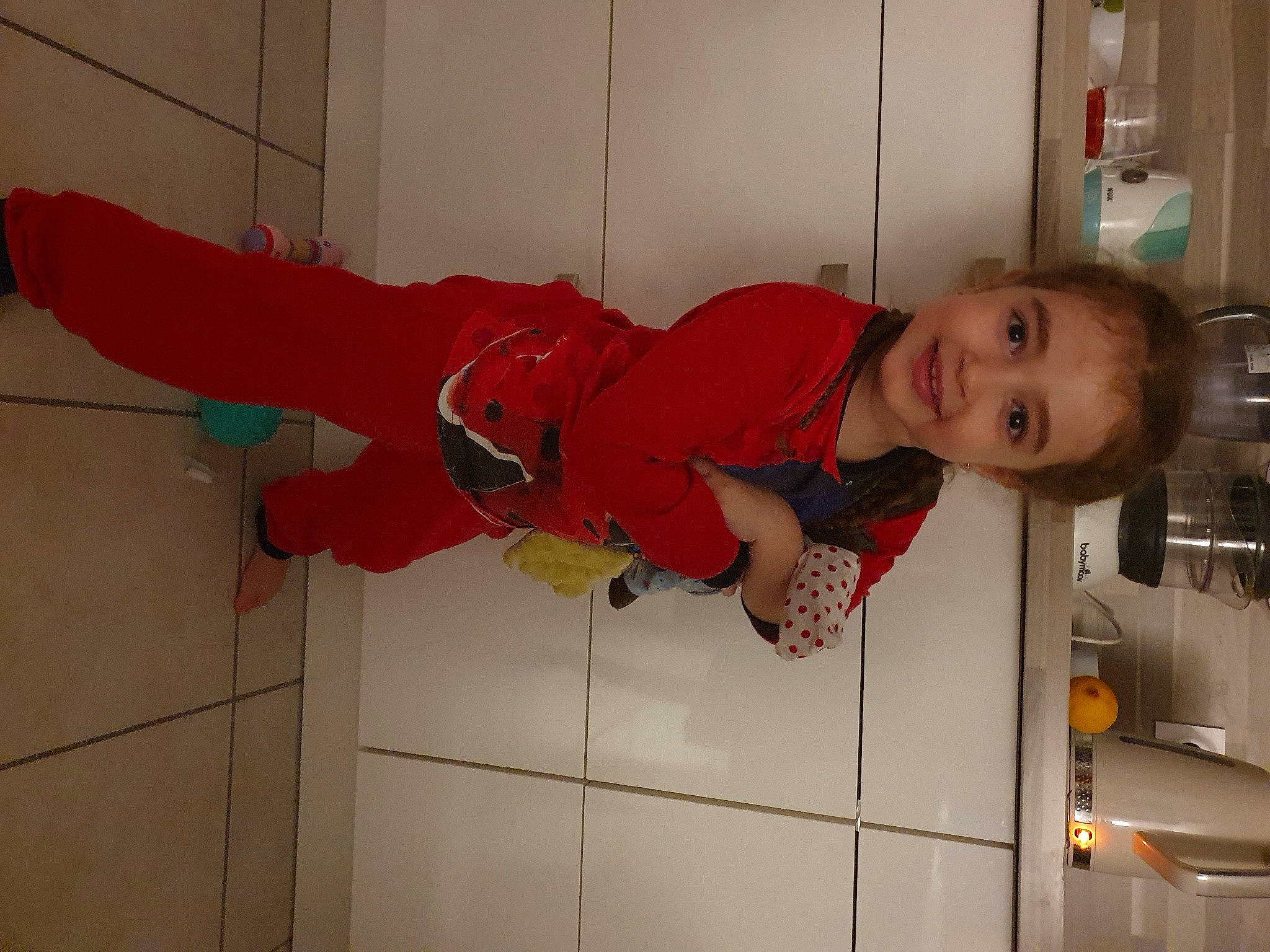 Mila a rejoint le concours — aidez-le/la à gagner de superbes lots ! carmine, child, cleanliness, costume, eye, floor, flooring, fun, human_leg, joy, knee, orange, person, room, smile, thigh, toddler