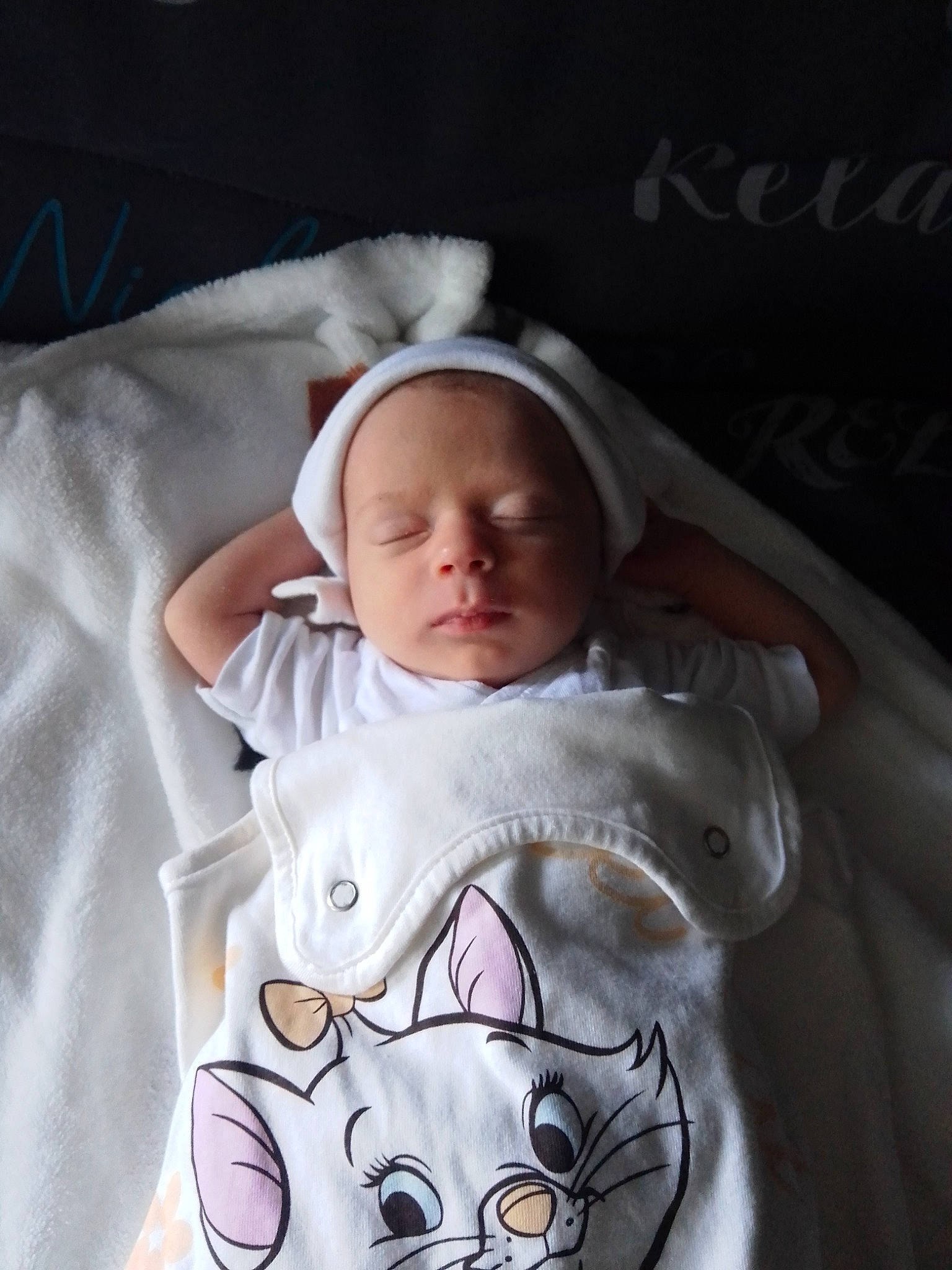 Léna participe au concours pour gagner de l'argent avec cette photo : baby, baby_products, baby_safety, baby_sleeping, baby_toddler_clothing, bedding, bedtime, cheek, child, comfort, eyebrow, happy, head, linens, person, room, skin, sleeve, t_shirt, textile