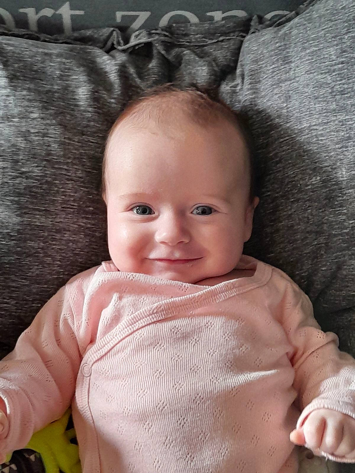 Léna participe au concours pour gagner de l'argent avec cette photo : baby, baby_toddler_clothing, blond, cheek, child, comfort, eyebrow, eyelash, flash_photography, gesture, happy, iris, joy, linens, lip, person, sitting, skin, sleeve, smile