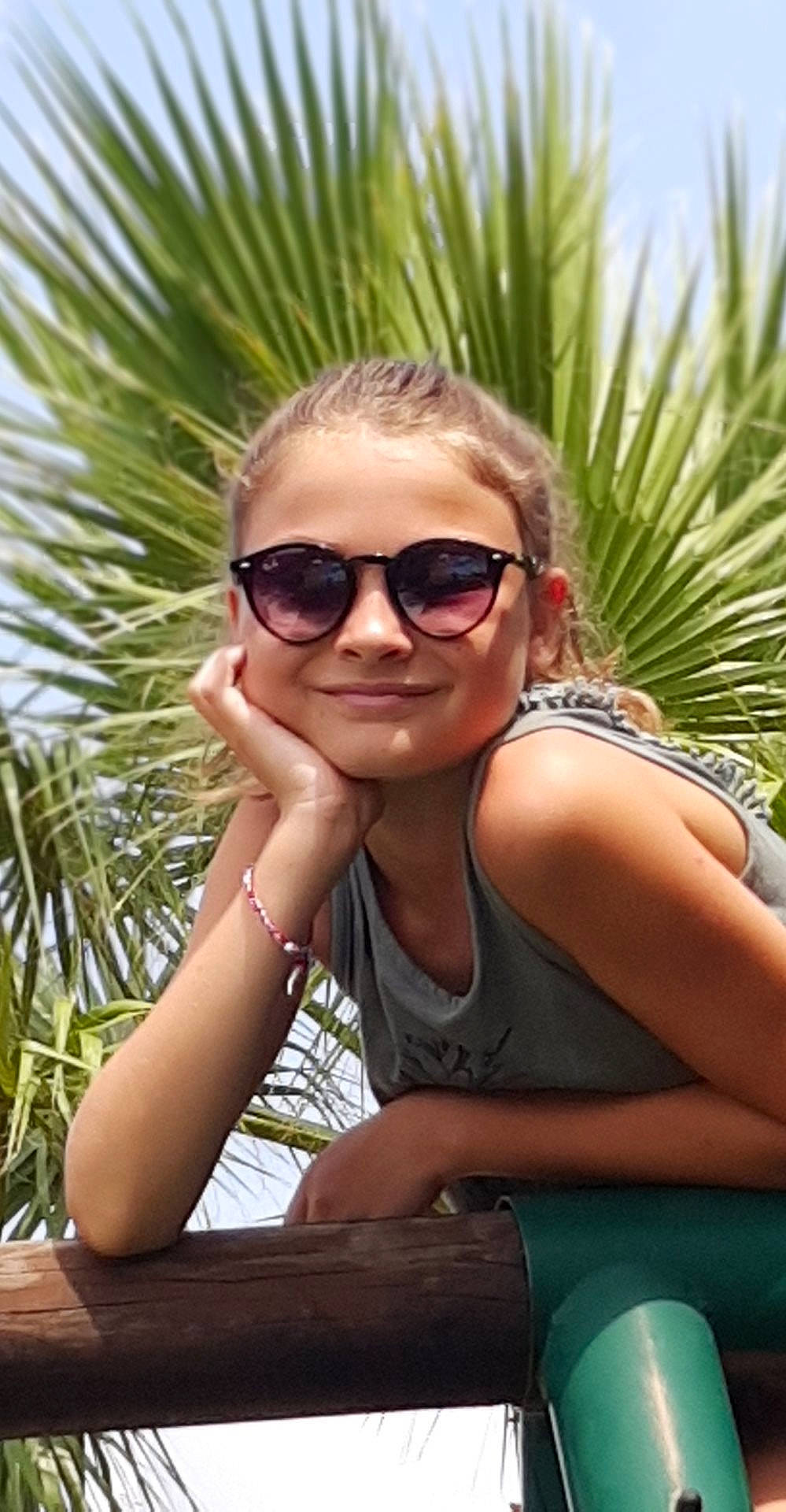 Maissa participe au concours pour gagner de l'argent avec cette photo : arecales, cool, eyewear, fawn, glasses, joy, leisure, person, sitting, smile, summer, sunglasses, vacation, vision_care