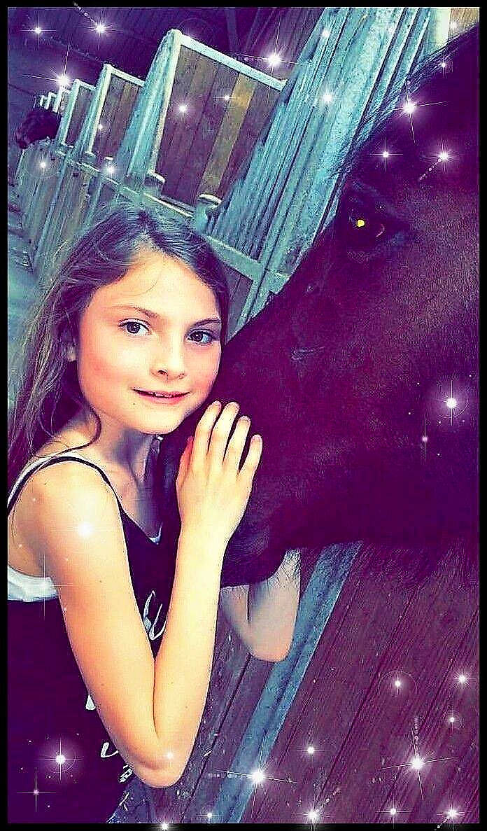 Maissa participe au concours pour gagner de l'argent avec cette photo : beauty, black_hair, cool, eye, hair, joy, long_hair, model, person, photo_shoot, photography, purple, smile