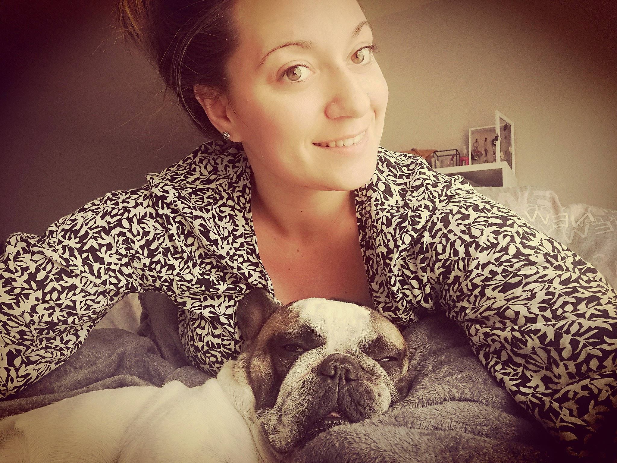 Navy participe au concours pour gagner de l'argent avec cette photo : beauty, bulldog, carnivore, companion_dog, dog, dog_breed, earrings, eyelash, facial_expression, fawn, flash_photography, jewellery, mammal, organ, portrait, skin, snout, toy_dog, working_animal, wrinkle