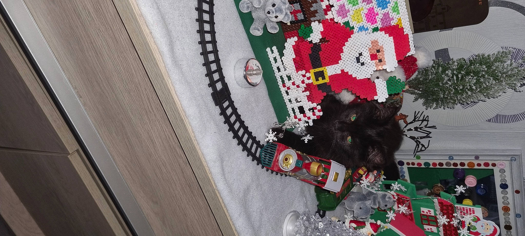 Saphire a rejoint le concours — aidez-le/la à gagner de superbes lots ! art, carmine, christmas, christmas_decoration, christmas_ornament, circle, craft, fashion_accessory, flooring, fur, holiday, jewellery, linens, ornament, pattern, plant, table, tree, visual_arts, wood