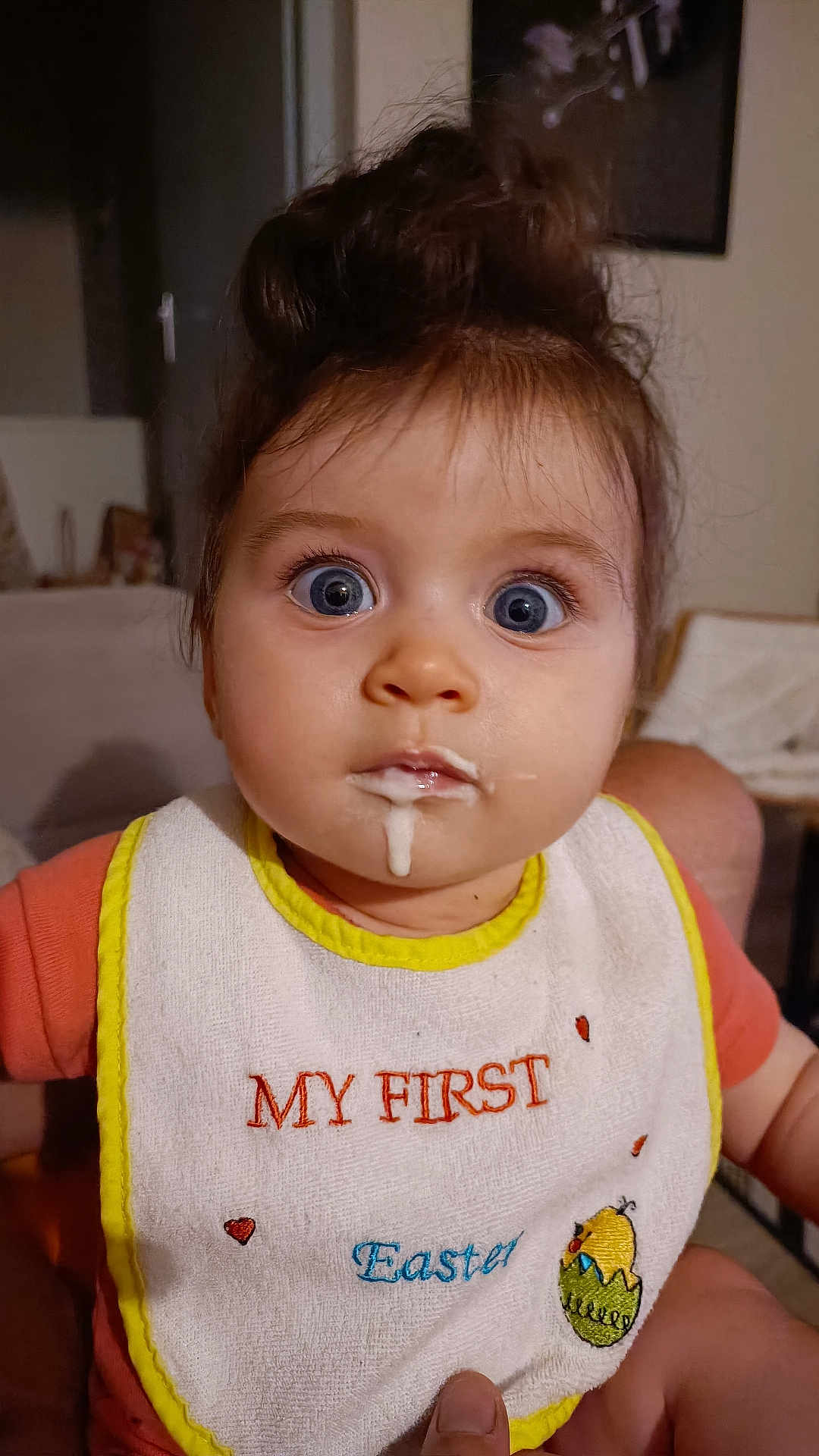 Giulia participe au concours pour gagner de l'argent avec cette photo : baby, child, bib, milk, messy, wide_eyes, surprised, indoor, portrait, cute, holiday, easter, clothing, person, face, young_child, expression, hands, sitting, home
