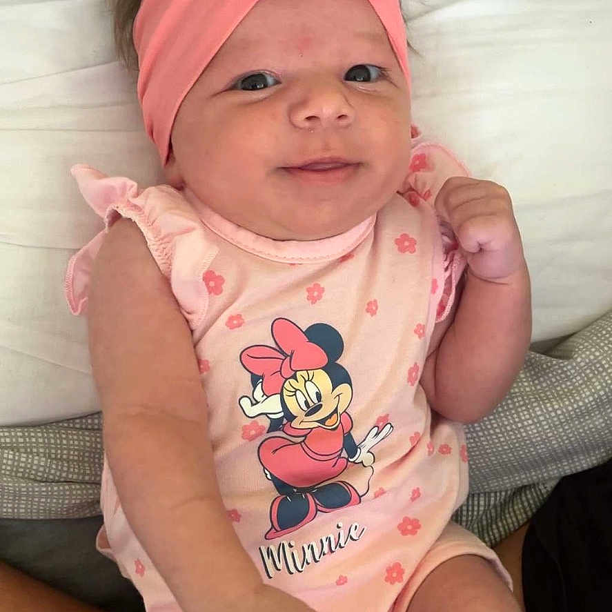 Shailsy participe au concours pour gagner de l'argent avec cette photo : accessories, baby, bed, cap, clothing, couch, cushion, face, furniture, happy, hat, head, homedecor, indoors, newborn, person, photography, portrait, sitting, smile