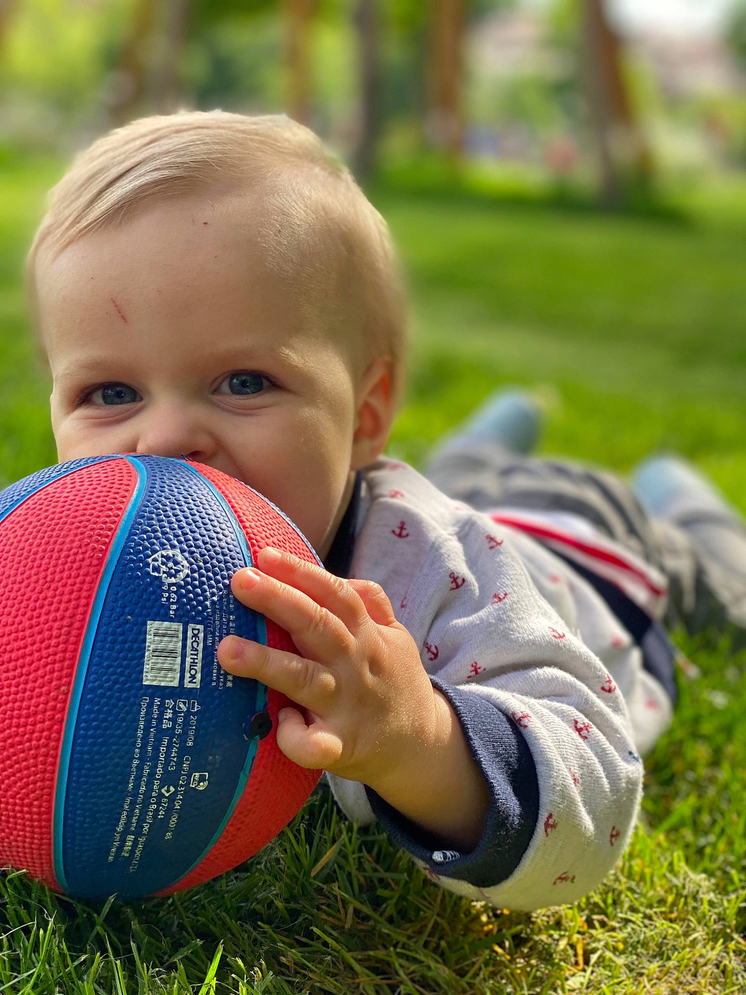 Edgar participe au concours pour gagner de l'argent avec cette photo : baby, ball, child, competition_event, football, grass, lawn, leisure, person, play, soccer_ball, toddler
