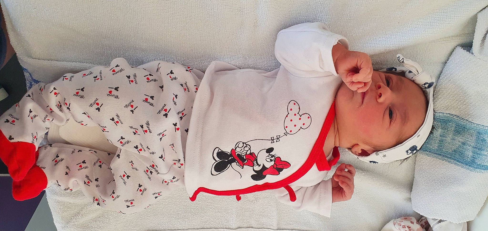 Alicia a rejoint le concours — aidez-le/la à gagner de superbes lots ! baby, baby_products, baby_sleeping, baby_toddler_clothing, bedding, carmine, child, comfort, flesh, hat, linens, pattern, person, room, sleeve, sunglasses, t_shirt, toddler, top