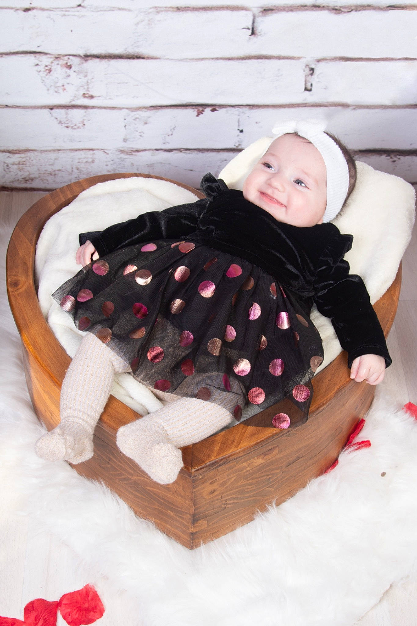 Louna a rejoint le concours — aidez-le/la à gagner de superbes lots ! baby, baby_products, baby_safety, baby_sleeping, baby_toddler_clothing, beanie, child, comfort, fur, hardwood, headwear, joy, linens, outerwear, pattern, person, product, room, sitting, sleeve