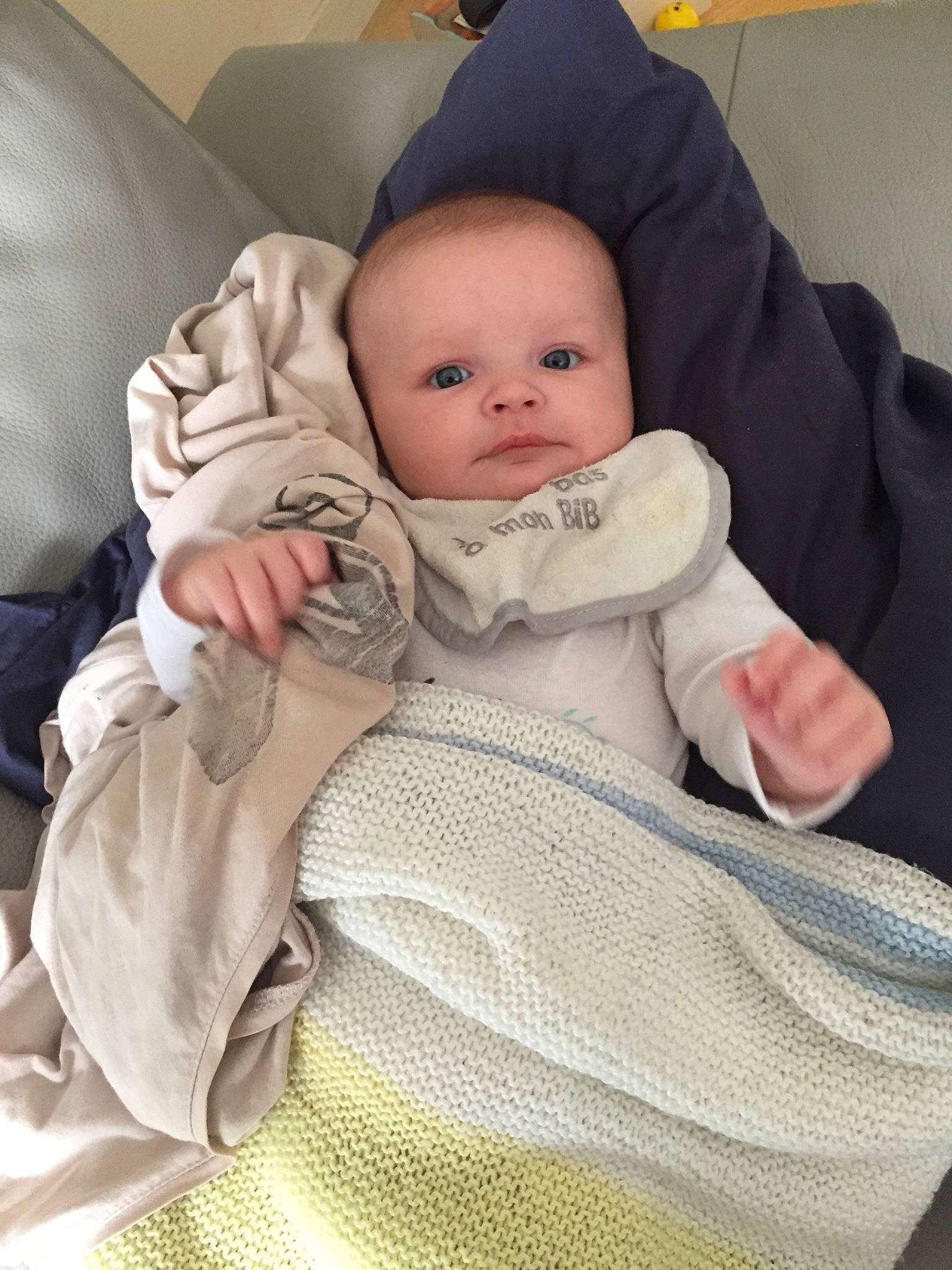 Evy a rejoint le concours — aidez-le/la à gagner de superbes lots ! baby, baby_carriage, baby_products, baby_safety, baby_sleeping, baby_toddler_clothing, cheek, child, comfort, fur, head, headgear, lap, linens, pattern, person, sitting, skin, sleeve, textile