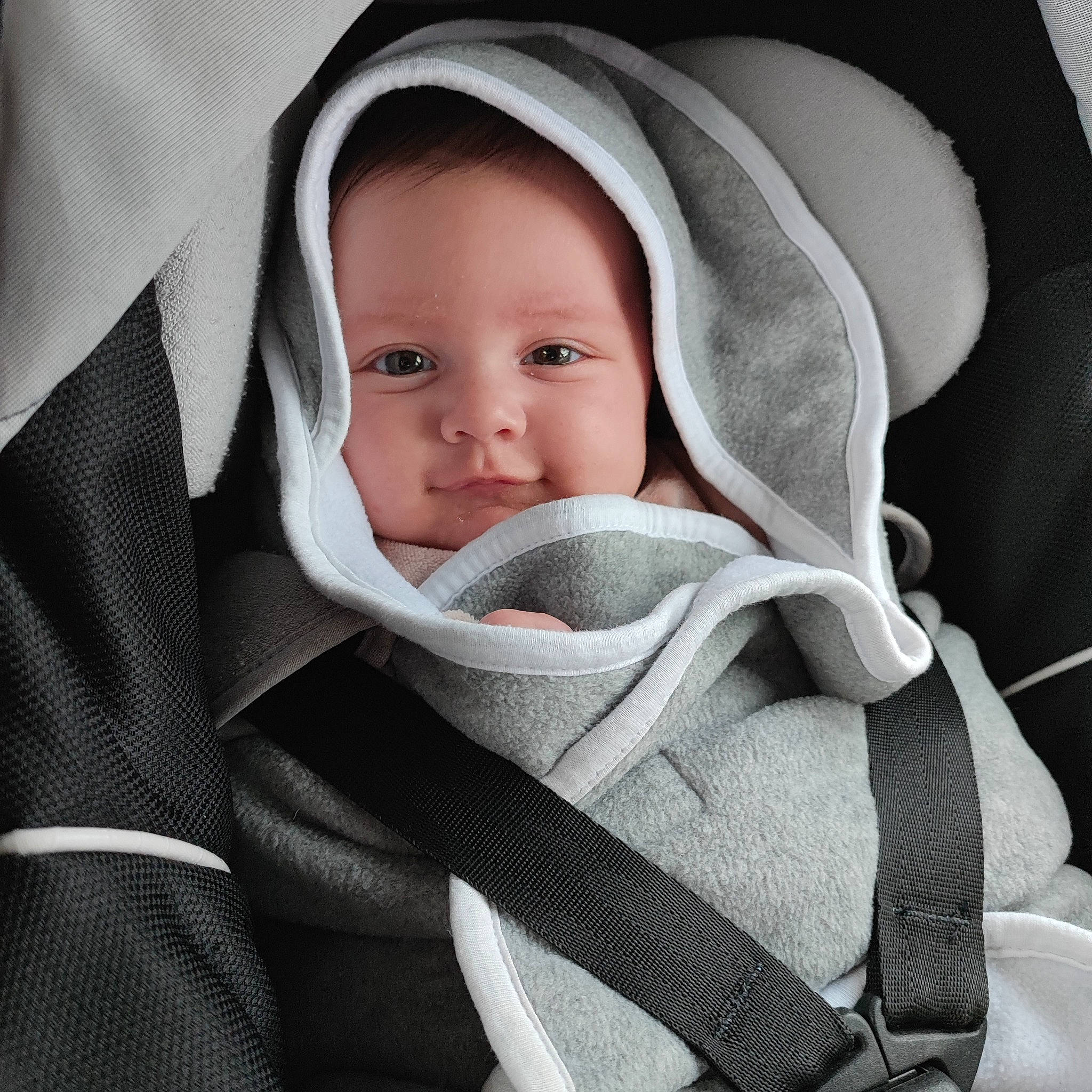 Esmée a rejoint le concours — aidez-le/la à gagner de superbes lots ! auto_part, baby, baby_carriage, baby_products, baby_safety, baby_toddler_clothing, beauty, carmine, child, comfort, fashion_accessory, grey, pattern, person, product, sitting, toddler