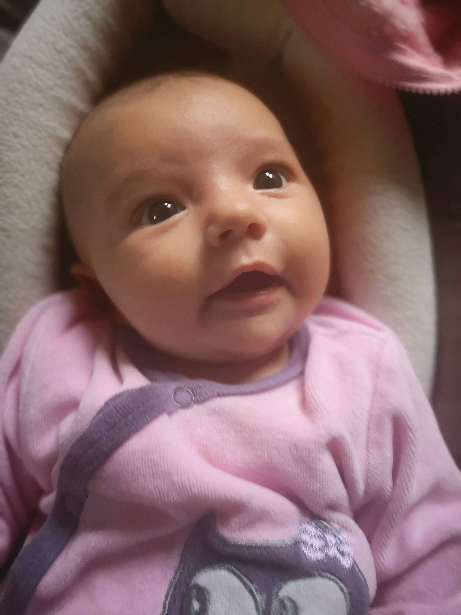 Lihanna a rejoint le concours — aidez-le/la à gagner de superbes lots ! baby, baby_toddler_clothing, cheek, comfort, ear, eyebrow, eyelash, forehead, gesture, happy, human_body, iris, lip, mouth, nose, organ, person, pink, skin, sleeve