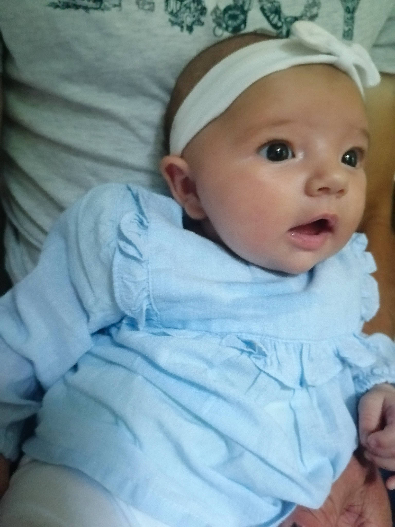 Lihanna a rejoint le concours — aidez-le/la à gagner de superbes lots ! baby, baby_products, baby_toddler_clothing, cap, cheek, child, comfort, eye, eyebrow, fashion_accessory, happy, hat, headgear, headwear, linens, lip, person, portrait_photography, sitting, skin