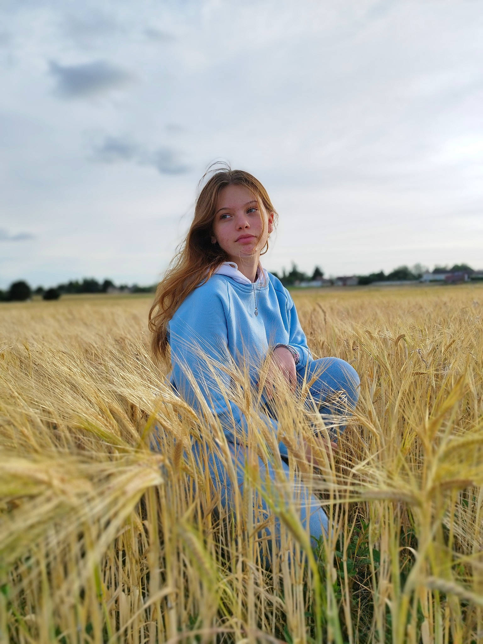 Morgane participe au concours pour gagner de l'argent avec cette photo : agriculture, blond, brown_hair, cloud, einkorn_wheat, event, grass, grass_family, grassland, happy, khorasan_wheat, landscape, meadow, natural_landscape, people_in_nature, person, plain, plant, prairie, sky