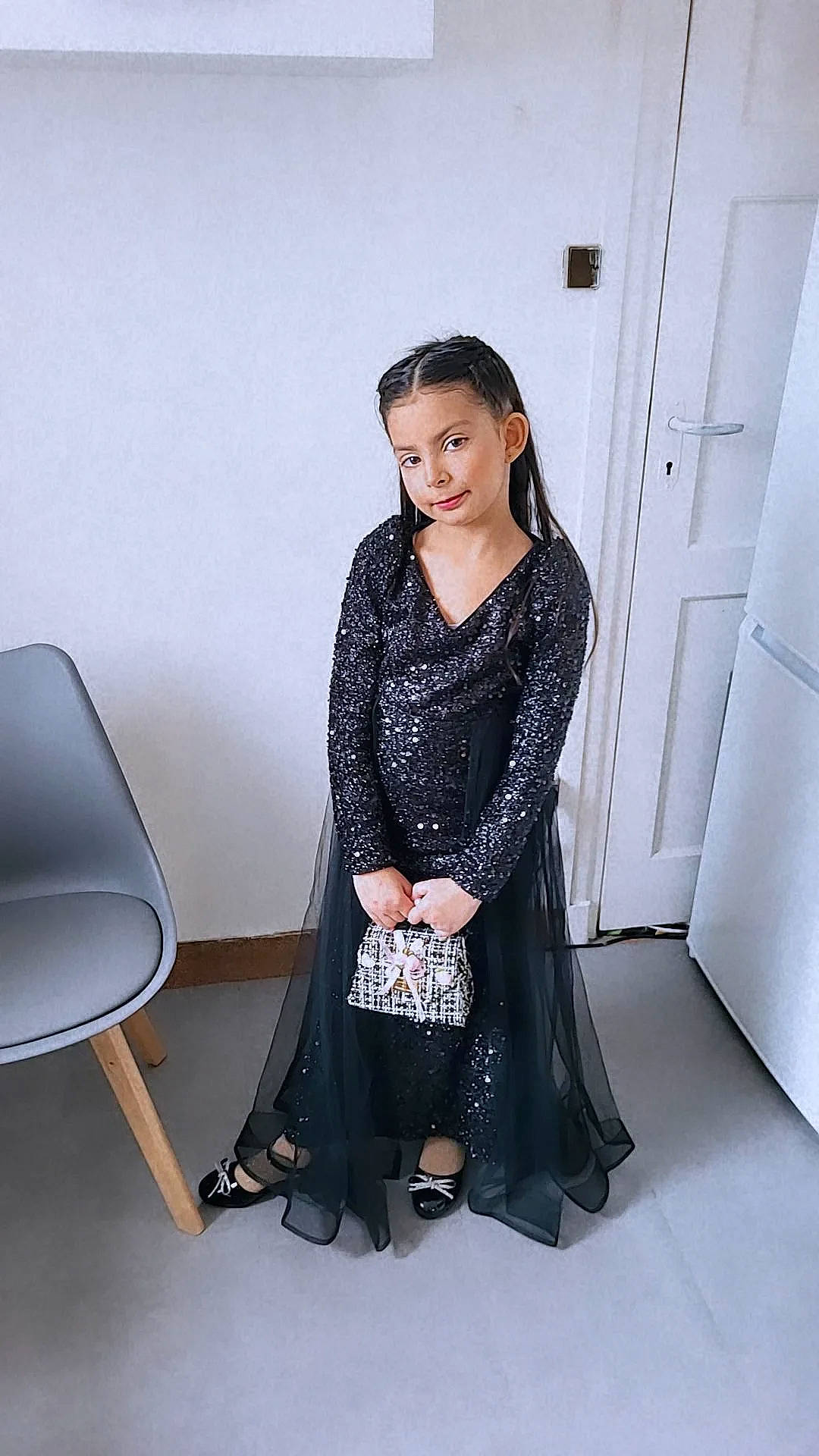 Alissa a rejoint le concours — aidez-le/la à gagner de superbes lots ! black_hair, day_dress, door, dress, embellishment, event, fashion_design, fashion_model, flash_photography, formal_wear, human_leg, joint, knee, neck, one_piece_garment, person, shoulder, sleeve, thigh, trunk