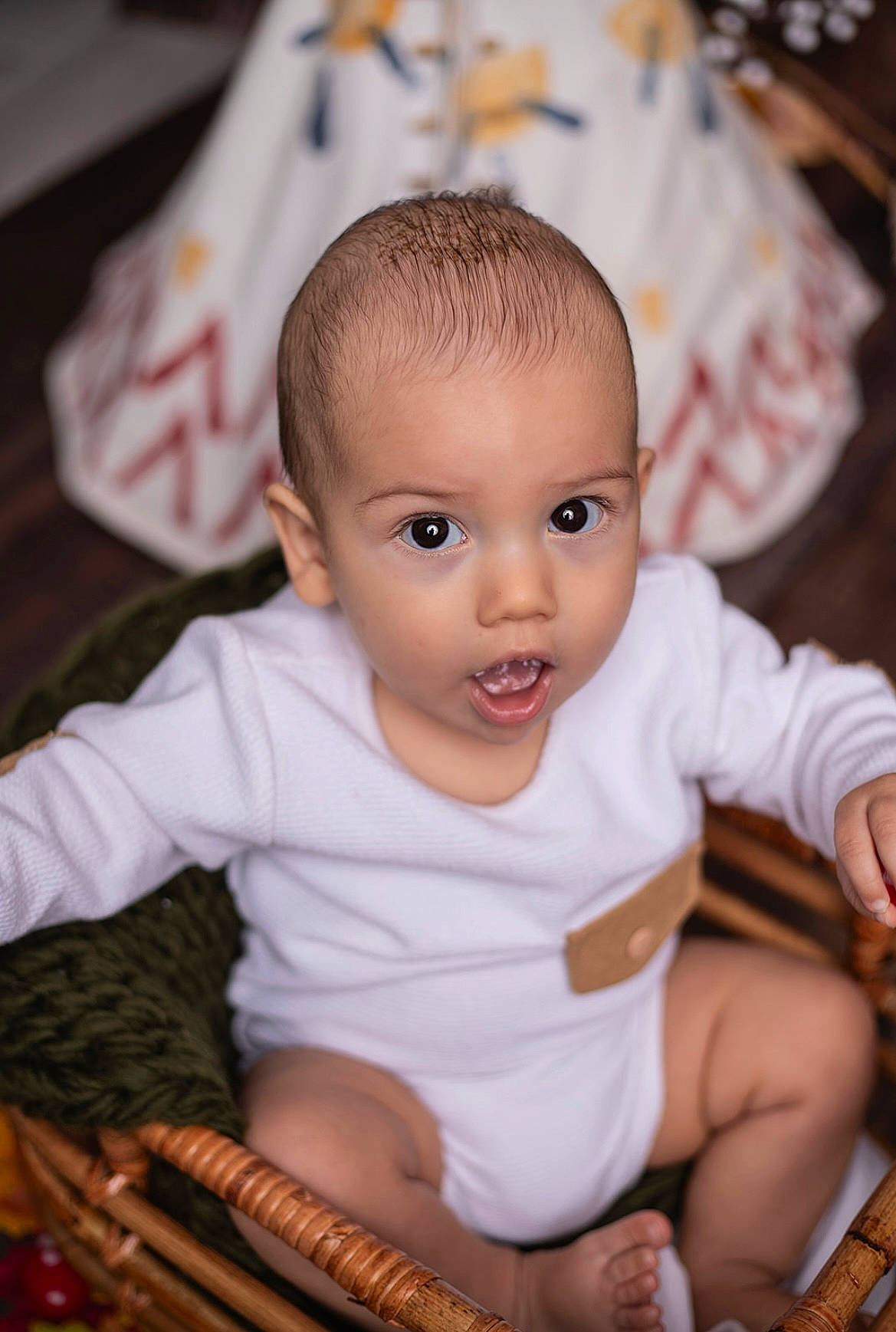 Naël participe au concours pour gagner de l'argent avec cette photo : baby, baby_toddler_clothing, cheek, child, chin, eye, facial_expression, happy, head, human_body, iris, lip, mouth, nose, organ, person, pink, skin, surprise, toddler