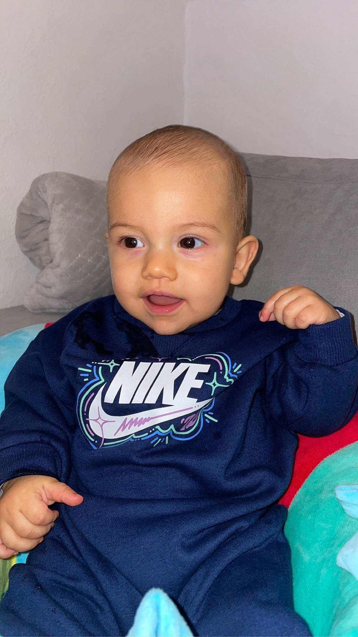 Naël participe au concours pour gagner de l'argent avec cette photo : baby, baby_toddler_clothing, cheek, child, chin, clothing, electric_blue, eye, eyebrow, hairstyle, happy, iris, mouth, neck, nose, person, shoulder, skin, sleeve, t_shirt