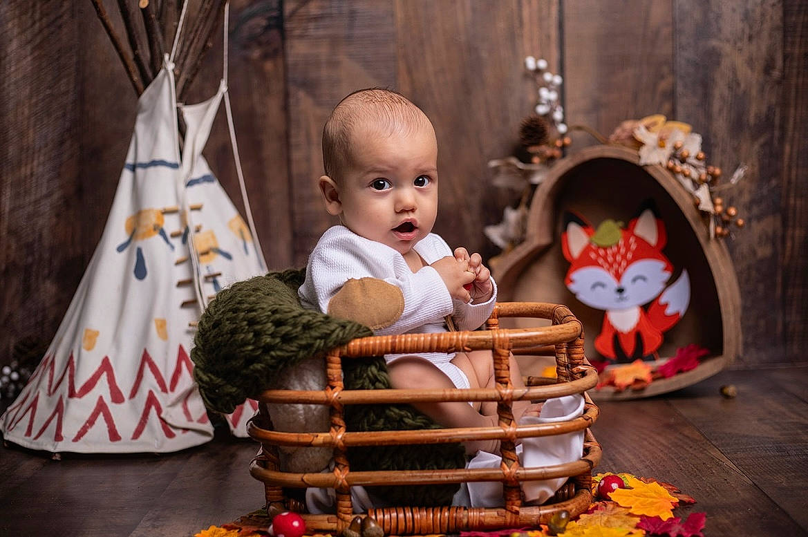 Naël participe au concours pour gagner de l'argent avec cette photo : baby, child, christmas, christmas_decoration, christmas_ornament, doll, event, fun, happy, holiday, mammal, orange, ornament, person, sitting, surprise, textile, toddler, toy, tree