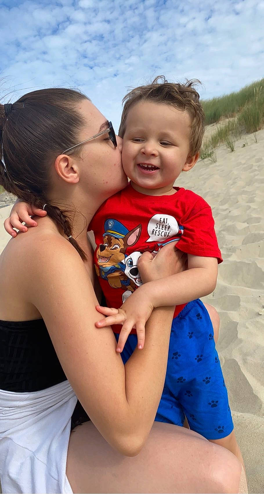 Kenzo a rejoint le concours — aidez-le/la à gagner de superbes lots ! arm, azure, blue, cloud, cool, face, facial_expression, gesture, hair, hairstyle, happy, head, joy, kiss, neck, people_in_nature, person, shoulder, skin, sky