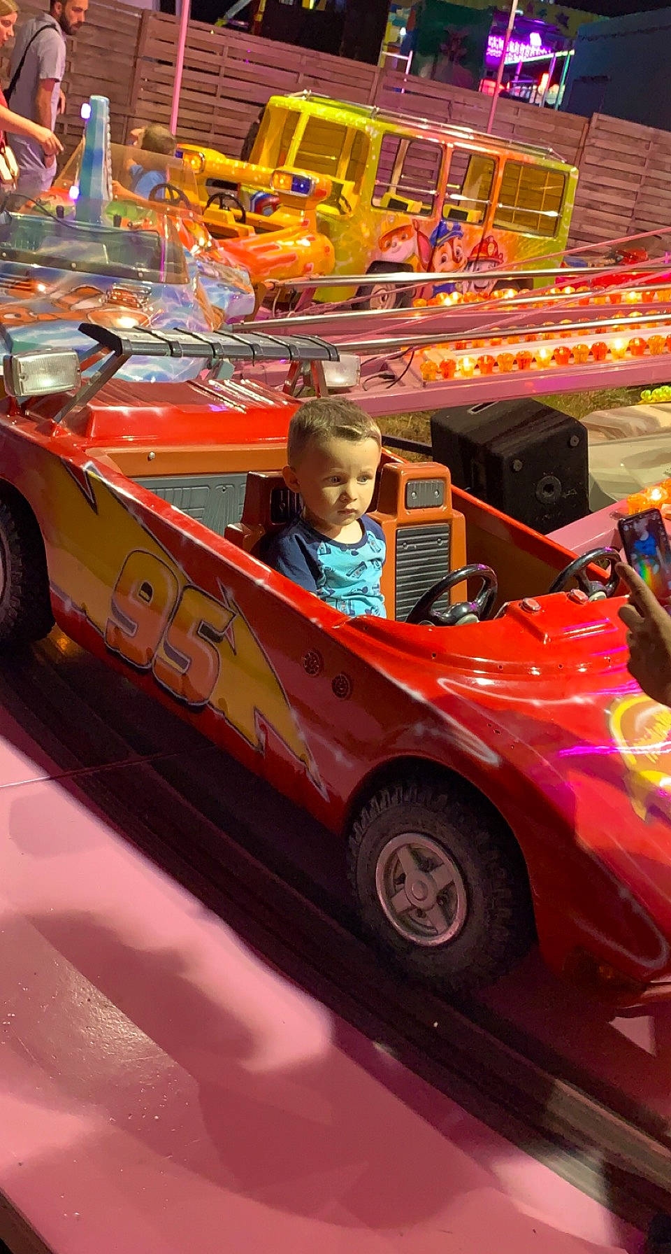 Kenzo participe au concours pour gagner de l'argent avec cette photo : auto_racing, automotive_design, automotive_exterior, automotive_tire, automotive_wheel_system, bumper, car, hood, land_vehicle, mode_of_transport, motor_vehicle, motorsport, orange, person, race_car, racing, sports, tire, toddler, vehicle