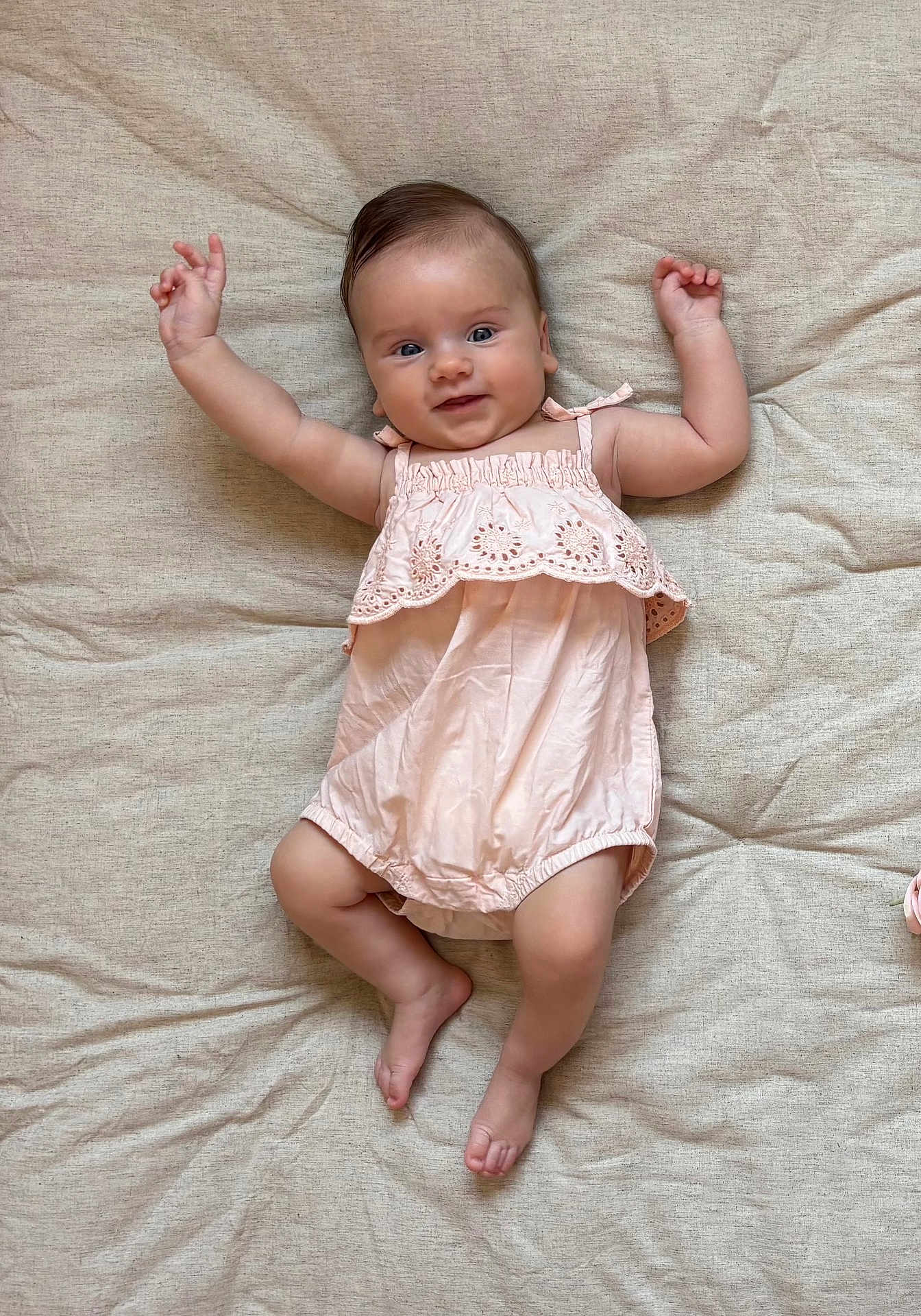 Leya a rejoint le concours — aidez-le/la à gagner de superbes lots ! baby, infant, smiling, pink_outfit, lying_down, blanket, cute, happy, child, skin, face, arms_up, legs, foot, head, eyes, indoor, soft_texture, fabric, portrait