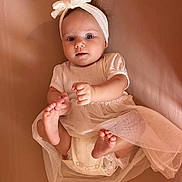 Leya a rejoint le concours — aidez-le/la à gagner de superbes lots ! adorable, baby, bow, child, cute, diaper, dress, fabric, feet, hand, headband, indoor, infant, lying_down, neutral_background, portrait, skin, soft_lighting, toes, tulle