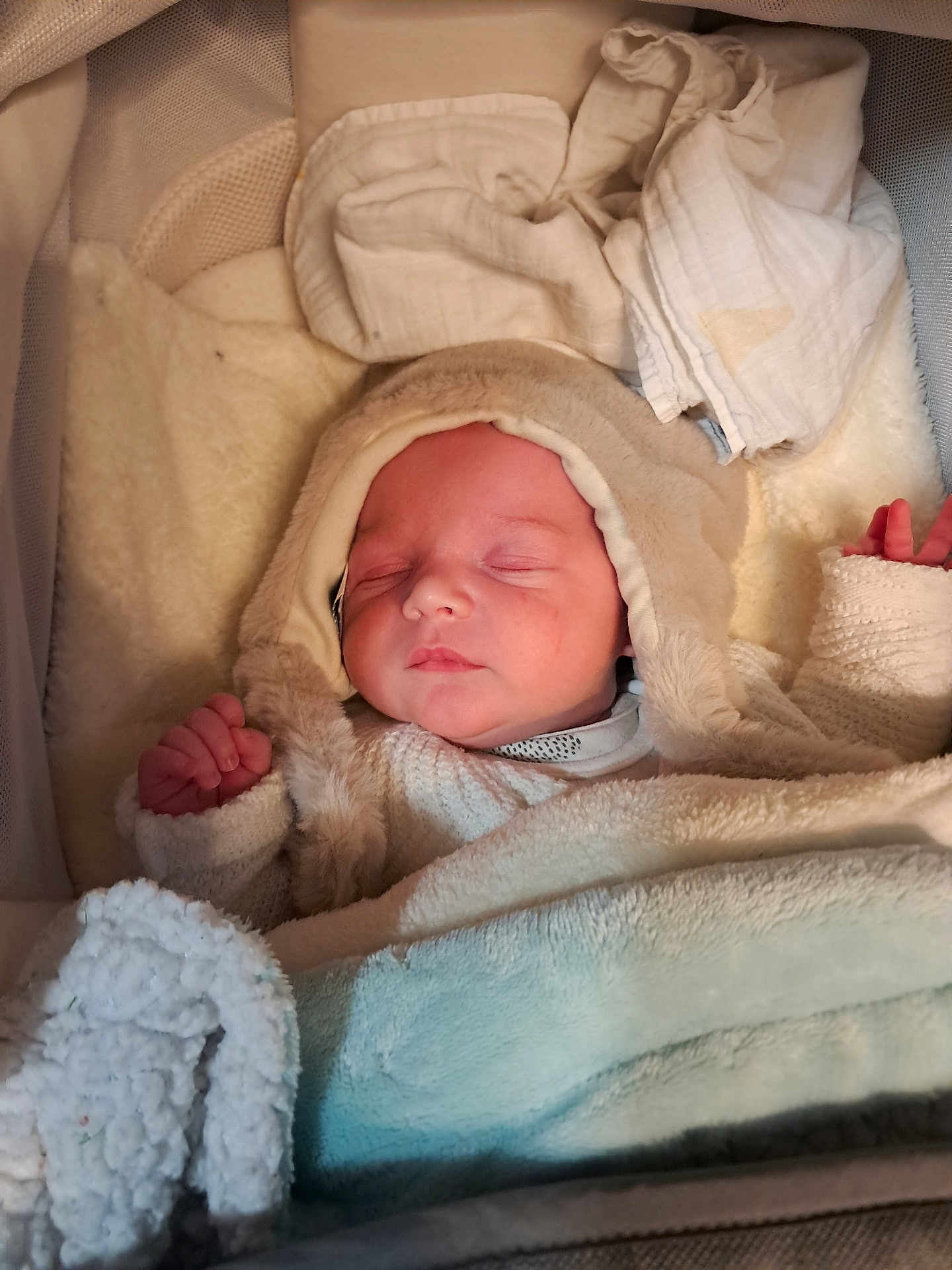 Gabin a rejoint le concours — aidez-le/la à gagner de superbes lots ! baby, blanket, sleeping, cozy, crib, soft, hood, infant, face, child, warm, cushion, peaceful, wrapped, toddler, resting, comfort, indoors, cute, newborn