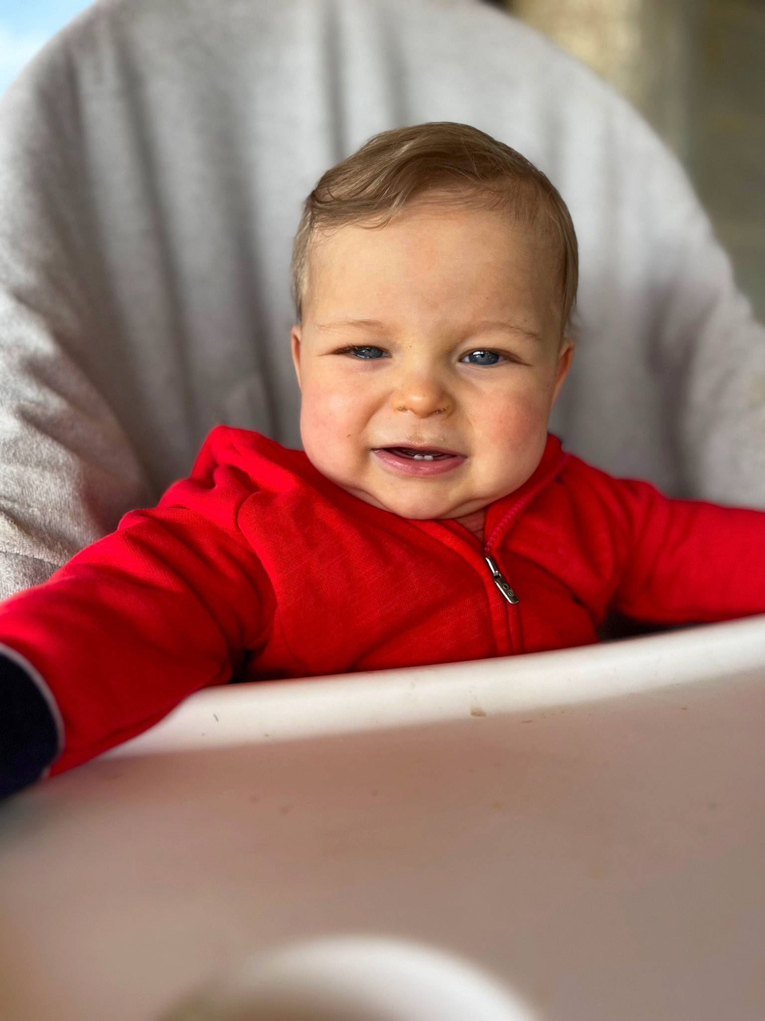 Mylo participe au concours pour gagner de l'argent avec cette photo : baby, baby_toddler_clothing, cheek, child, comfort, eye, eyebrow, flash_photography, fun, happy, iris, joy, lip, nose, person, room, sitting, skin, sleeve, smile