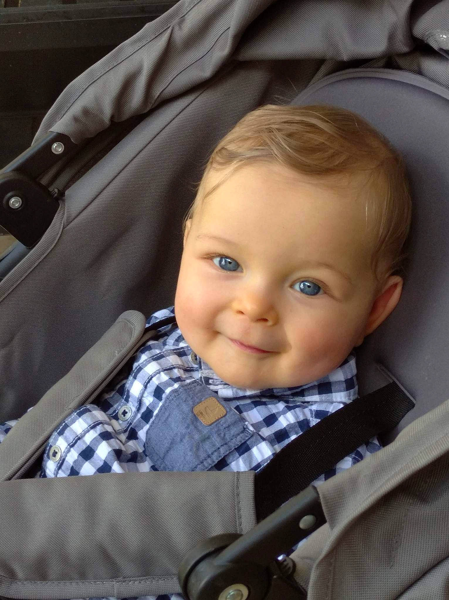 Mylo a rejoint le concours — aidez-le/la à gagner de superbes lots ! baby, baby_carriage, baby_products, baby_toddler_clothing, beauty, car_seat, cheek, child, comfort, eye, eyebrow, facial_expression, flash_photography, happy, head, iris, joy, person, product, sleeve